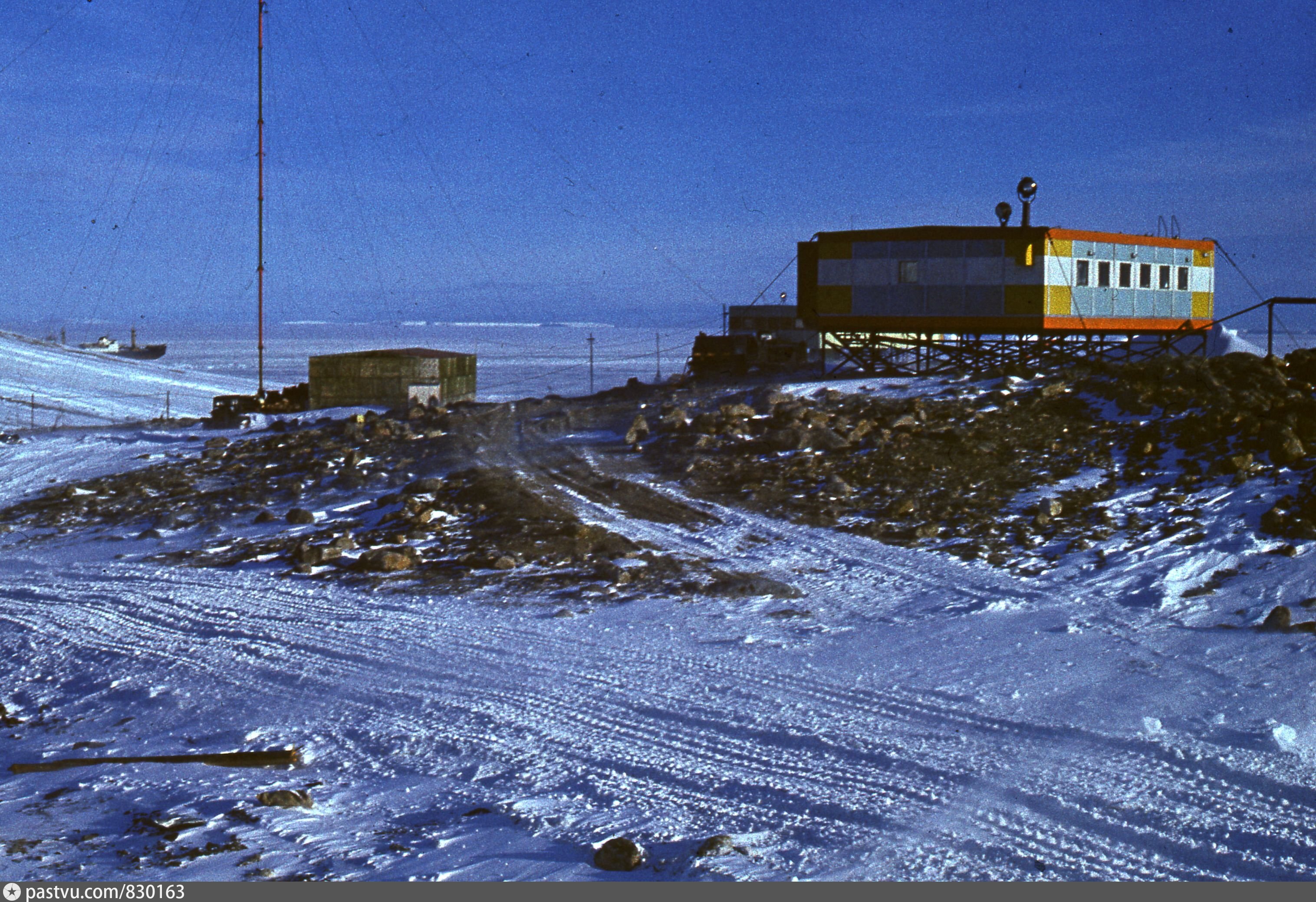 Научная станция и озеро. Молодёжная (антарктическая станция). Станция Молодежная в Антарктиде. Научная станция Молодёжная в Антарктиде. Мирный (антарктическая станция).