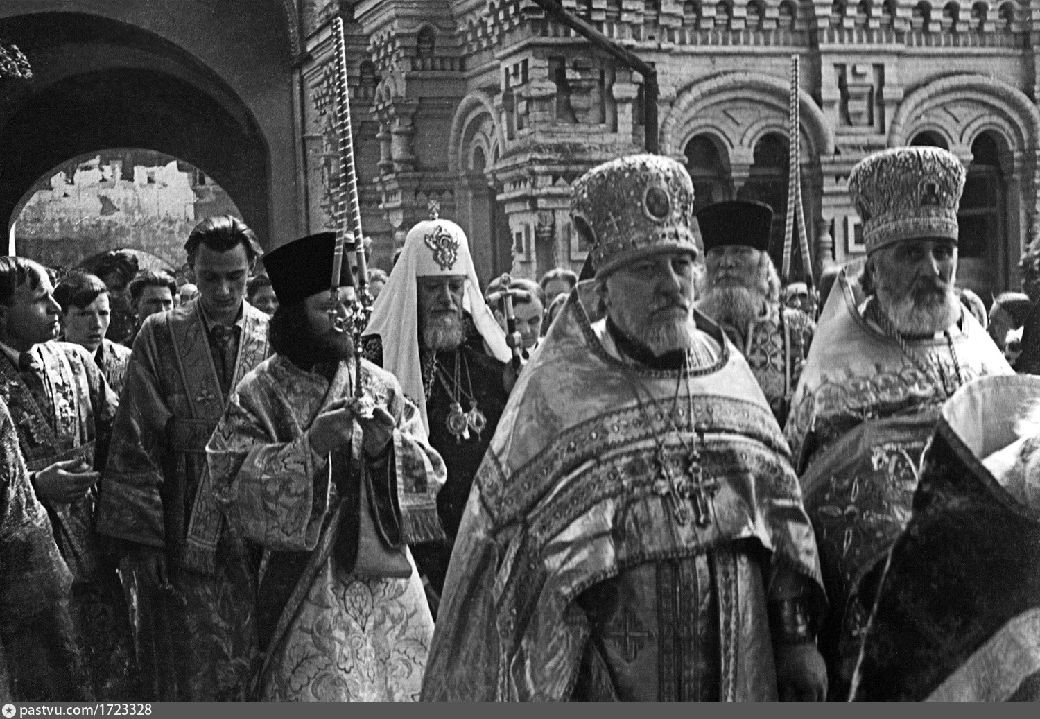 Духовенство направляется в Успенский собор Троице-Сергиевой лавры