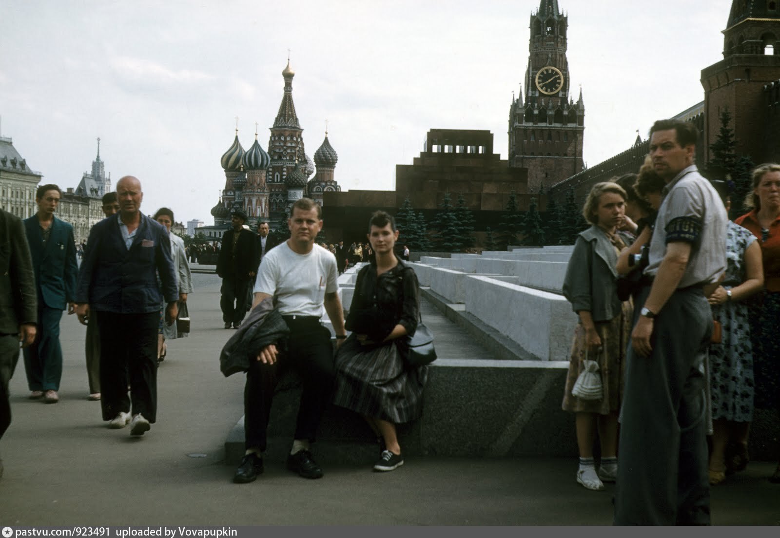 Включи советские времена. Москва люди 1958 Джон Шульц. Советские люди. Иностранные туристы в СССР. Советские фотографии.