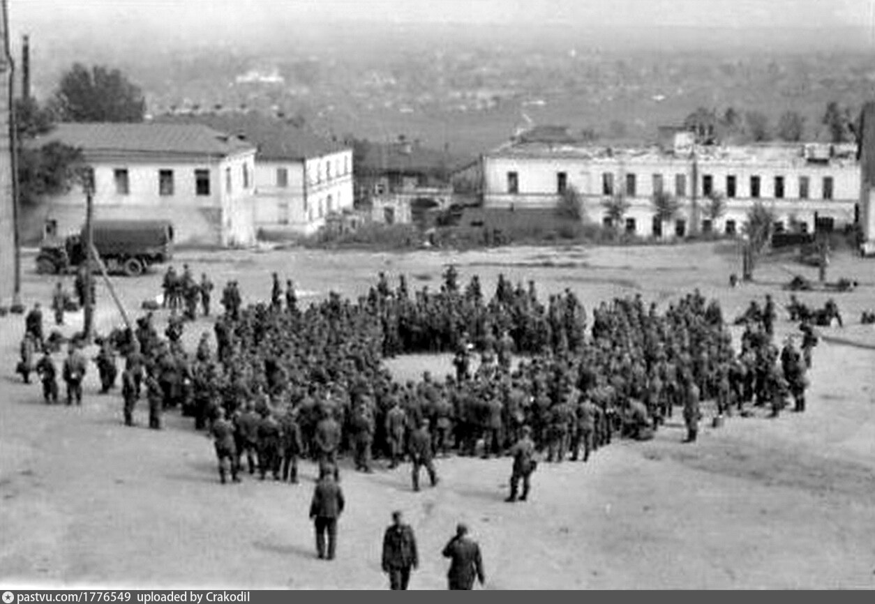 Во дворе Курского Суворовского училища