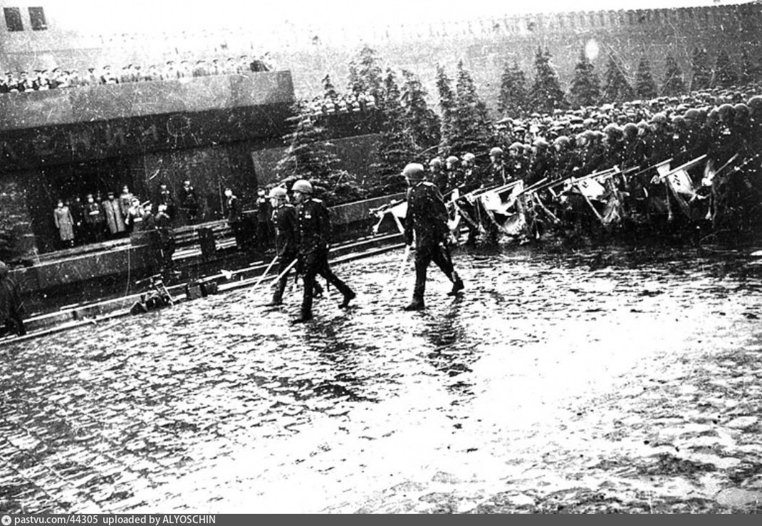 1 июня 1945 г. Мавзолей Ленина парад Победы 1945. Первый парад Победы 24 июня 1945 года. Парад Победы 1945 Знамёна к мавзолею. 24 Июня 1945 Знамя Победы.