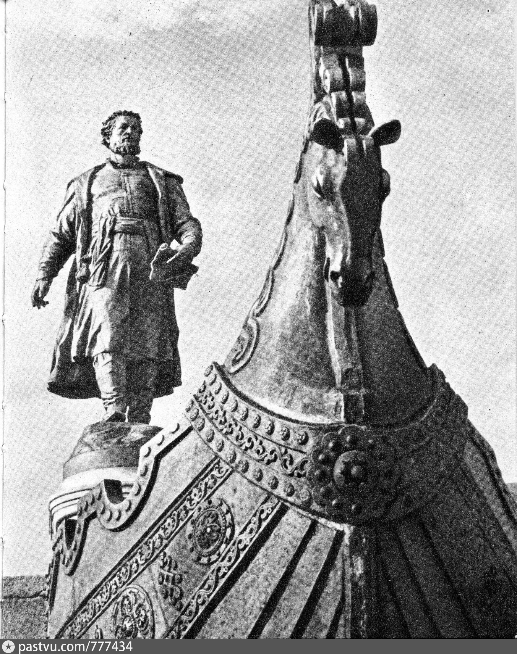 Какой памятник создал никитин в 18 веке. Памятник Афанасию Никитину в Твери. Памятник купцу Афанасию Никитину.