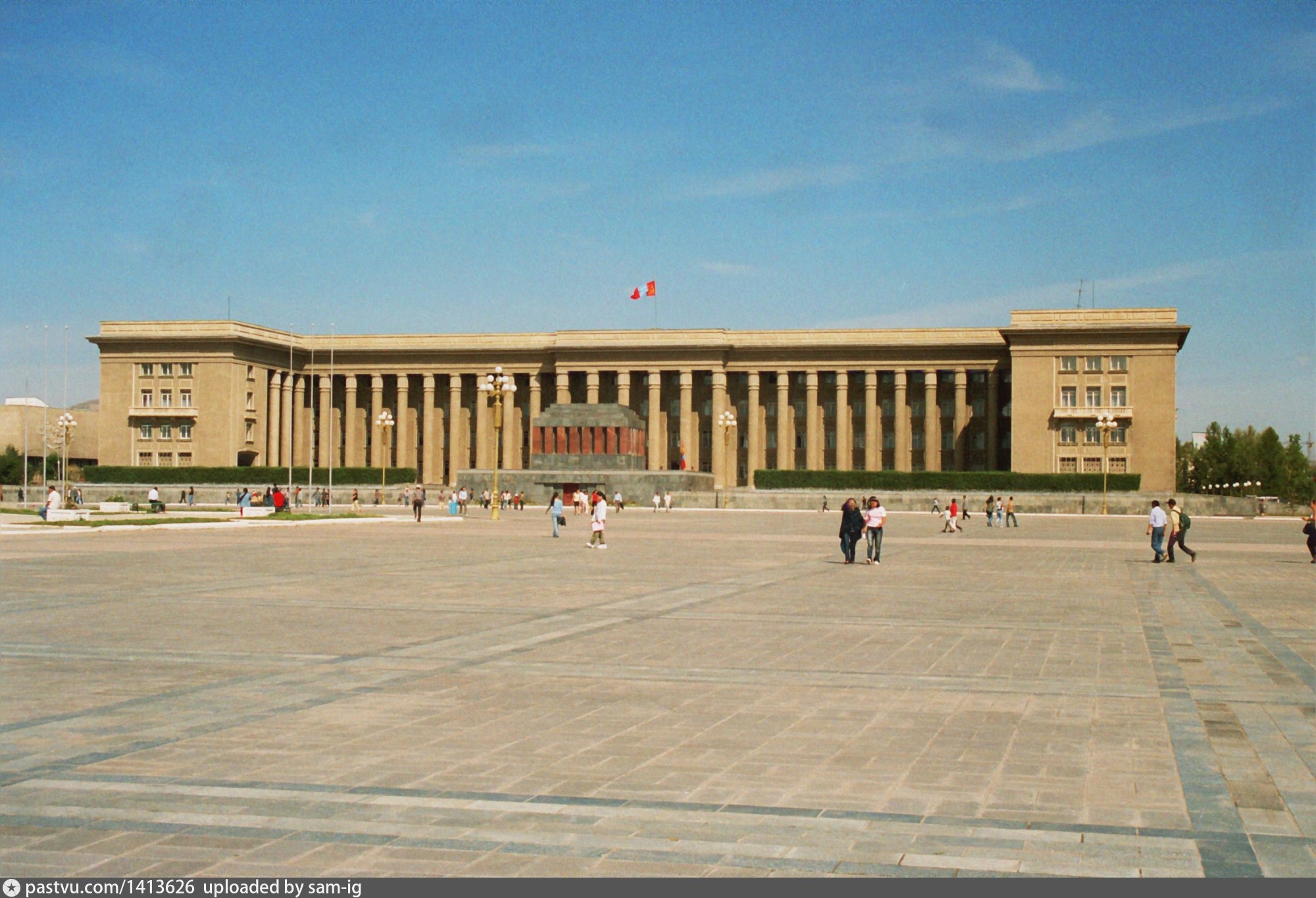 2. площадь сухэ-батора монголия улан батор. площадь сухэ-батора улан-батор. мавзолей монголии сухэ батор. 2.