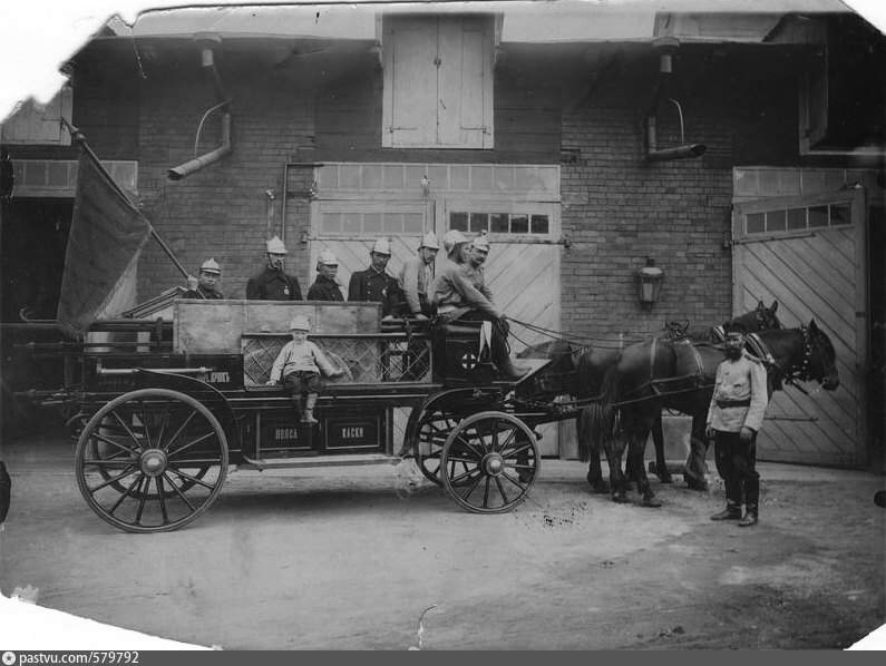 Пожарная линейка во дворе добровольного пожарного общества