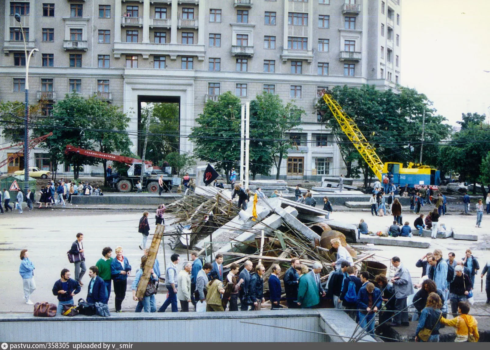 Путч 1991. Баррикады в Москве 1991. Августовский путч баррикады. Путч в Москве 1991. Баррикады августа 1991 года.