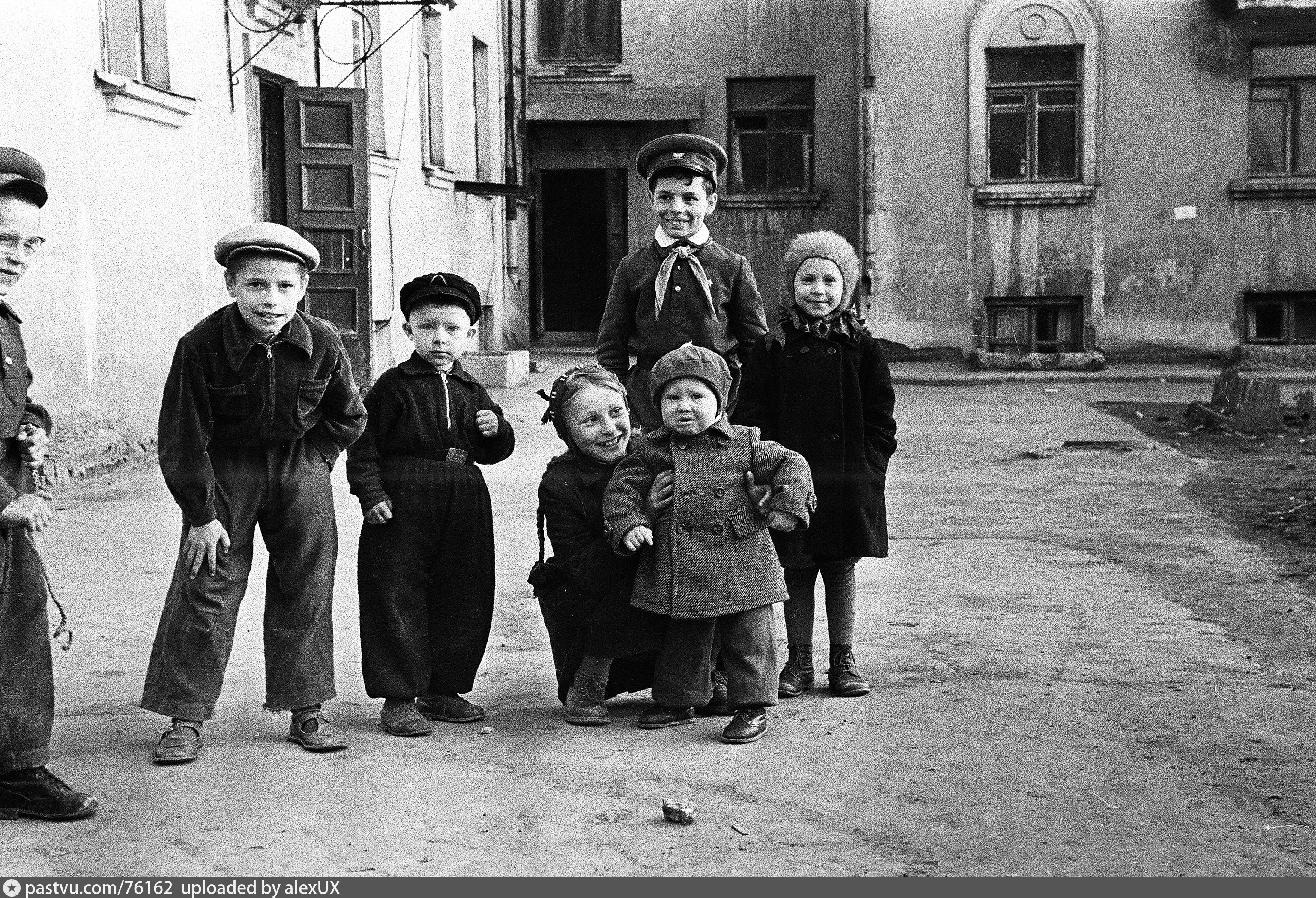 Большая детвора. Московский двор 1930-е. 1940 Год дети. Советский двор. Дети во дворе ретро.