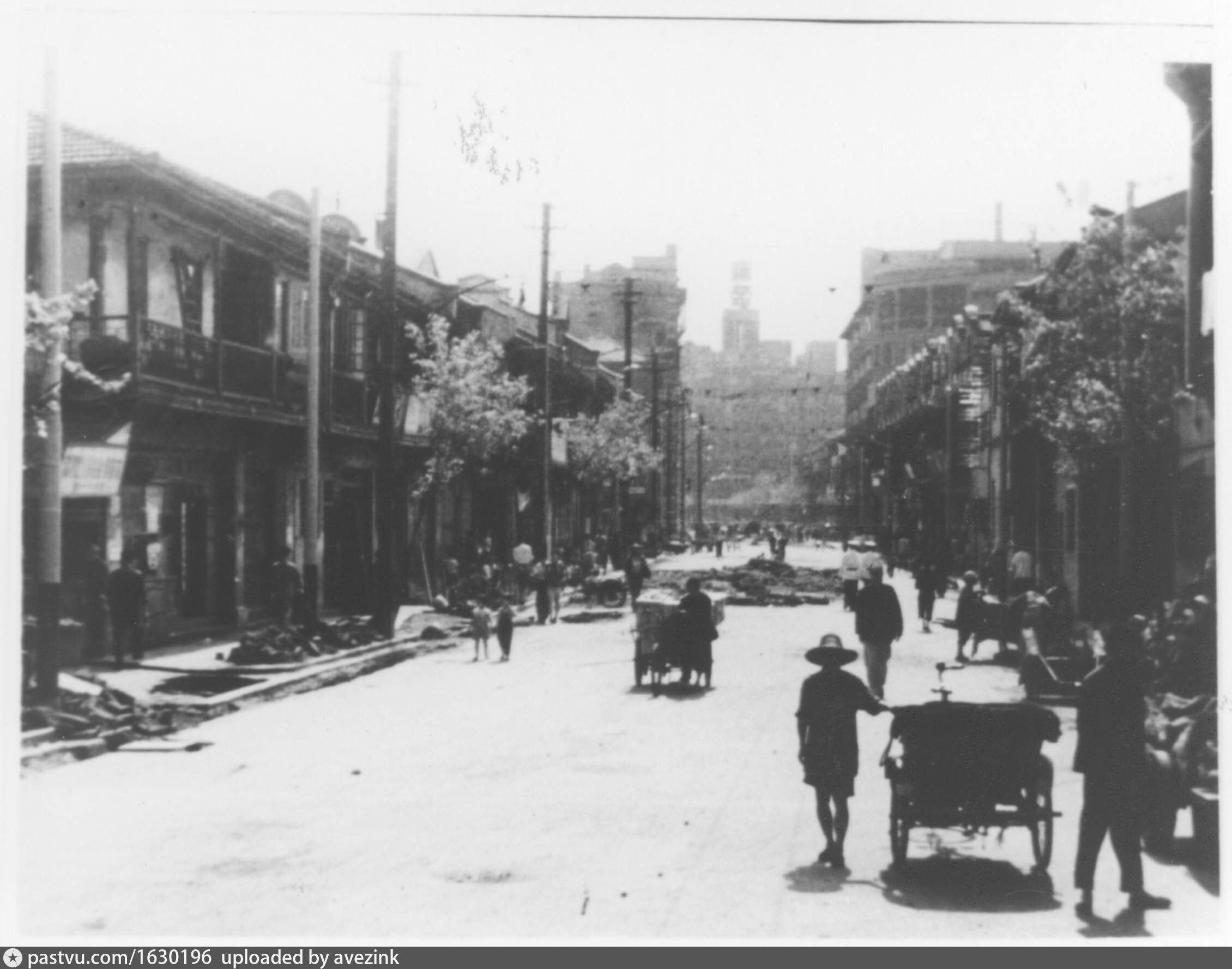 Demolition of the tram tracks on Tiantong Road 天潼路未舖轨前之面貌