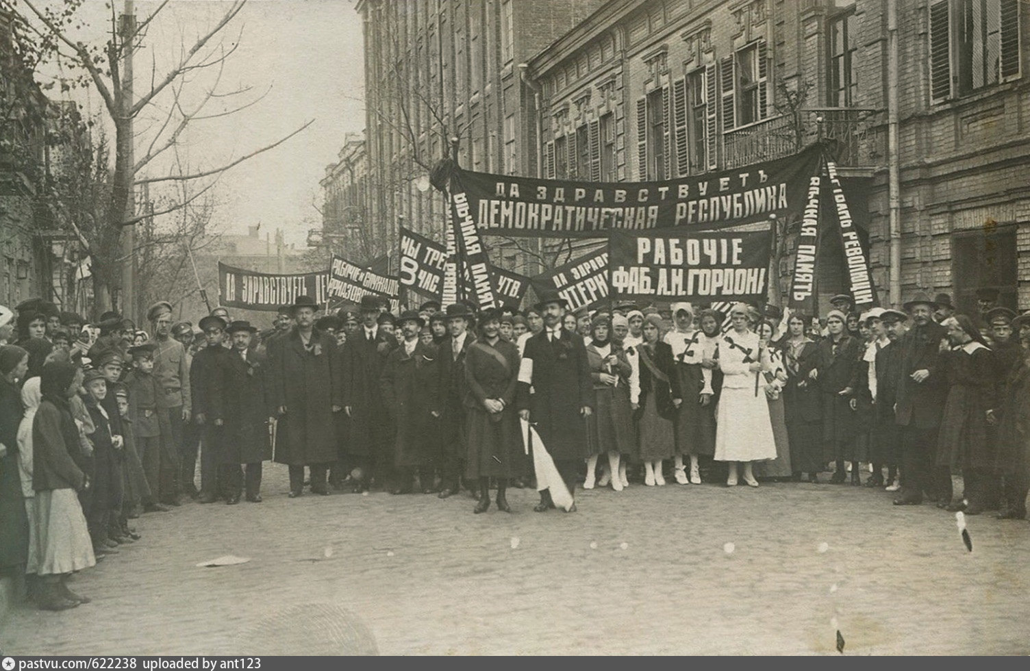 1 мая 1917. Майская демонстрация 1917 год. Манифестация работниц Петрограда 1917. 1 Мая 1917 года. Демонстрация 1 мая 1917.