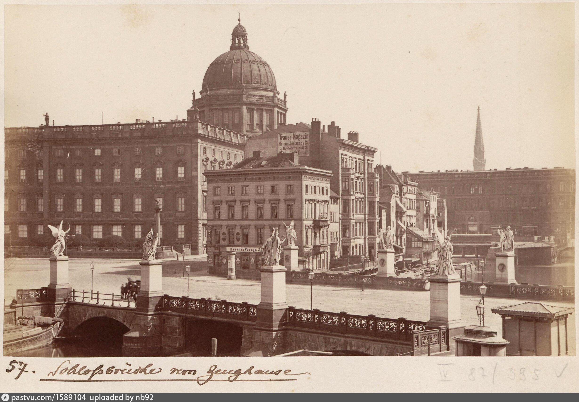 Schloßbrücke mit Blick zum königlichen schloß und der Schloßfreiheit
