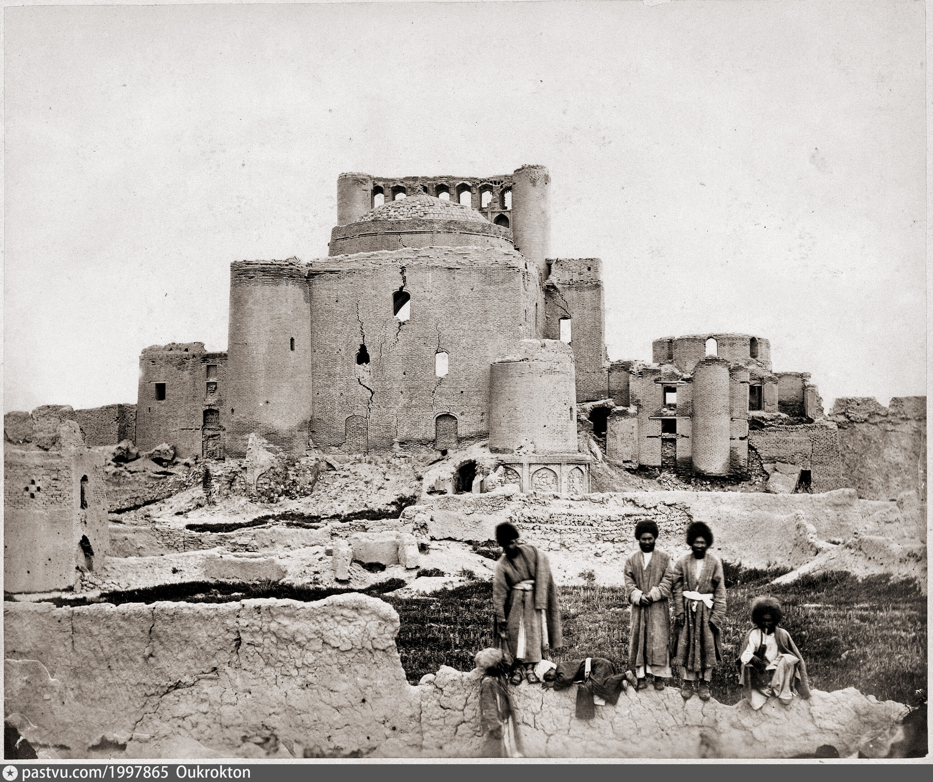 Туркестан старый город. Туркестан мавзолей. Пляж в туркестане. Туркестанская история. Туркестанского альбома» (1871—1872).