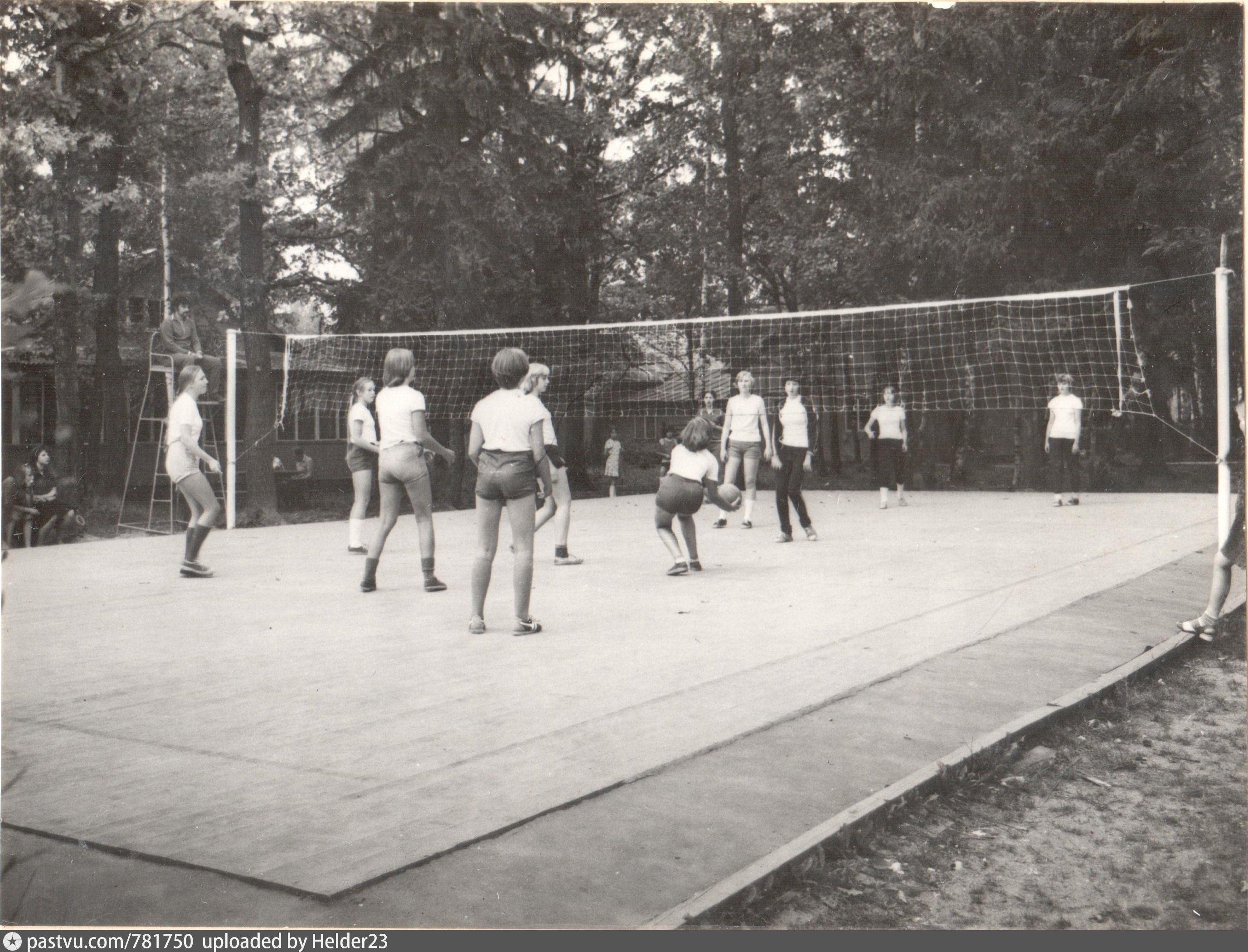 П л луч б. Волейбол 1930 год СССР. Первая волейбольная площадка. Волейбольная площадка Советская. Старая волейбольное поле.