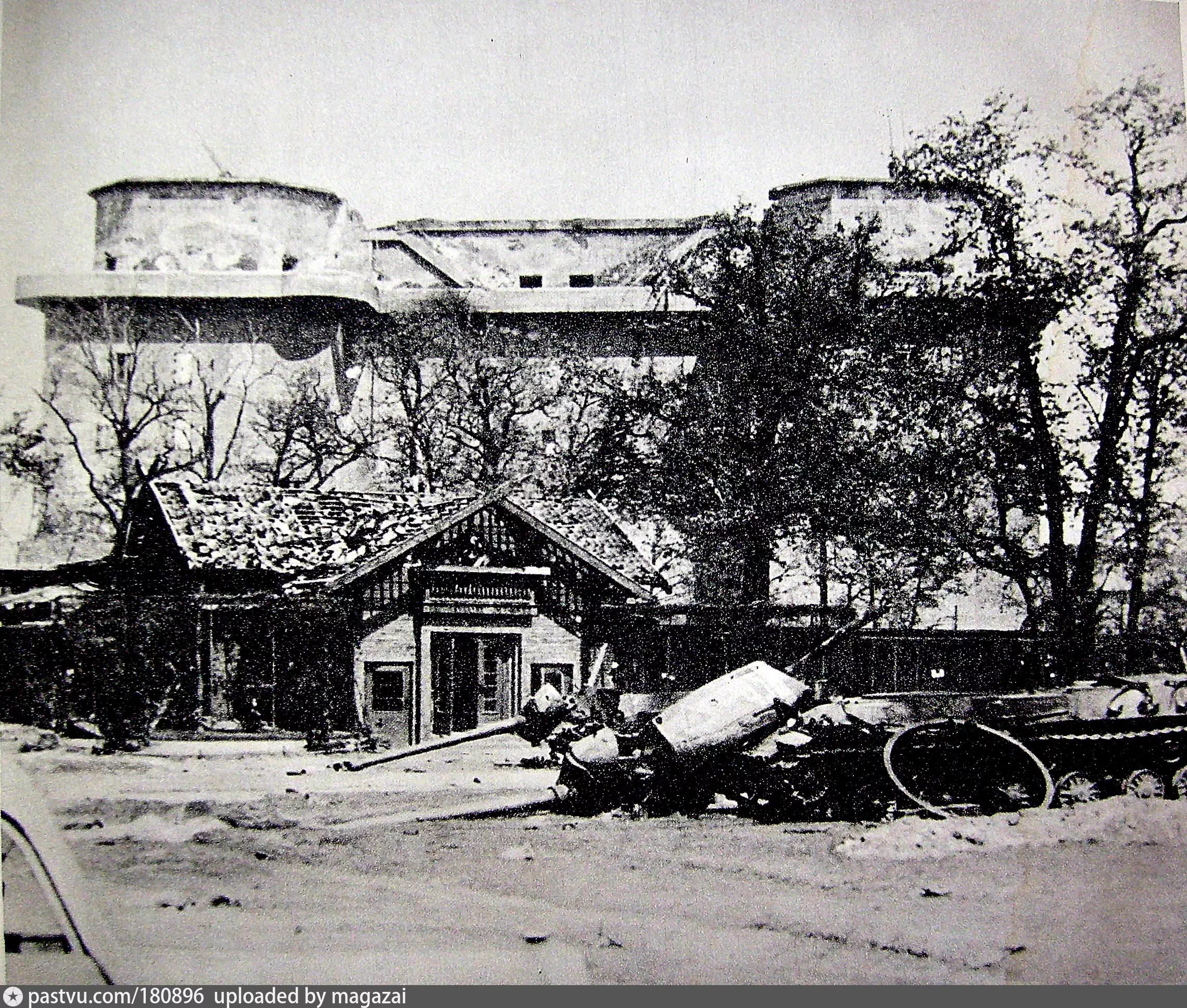 Zoo tower. Зенитная башня Берлин 1945. Берлин Тиргартен 1945.