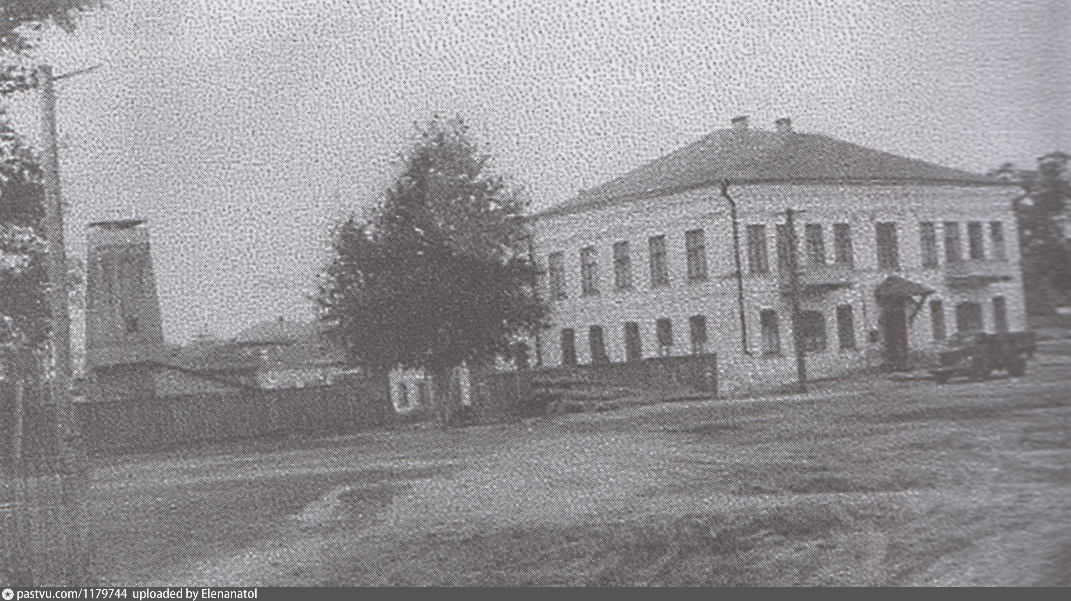Почта левый берег. Разрушенное здание школы 2 в спас-Клепиках ретро фото. Фото почта Клепики старые.