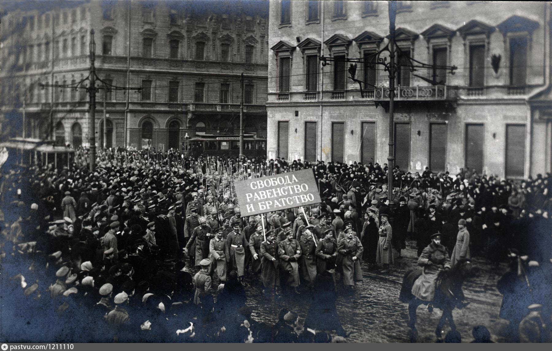 Монархия в россии была свергнута в марте. Февральская революция 1917 Петроград. Февральской революции 1917 года бунт. Демонстрация на Невском проспекте 1917. Петроград в феврале 1917 года.