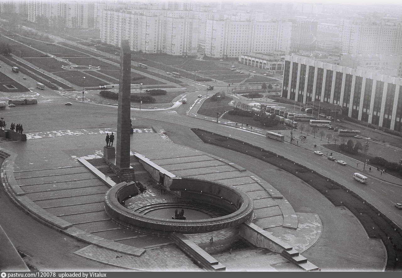 Монумент героическим защитникам Ленинграда 1975