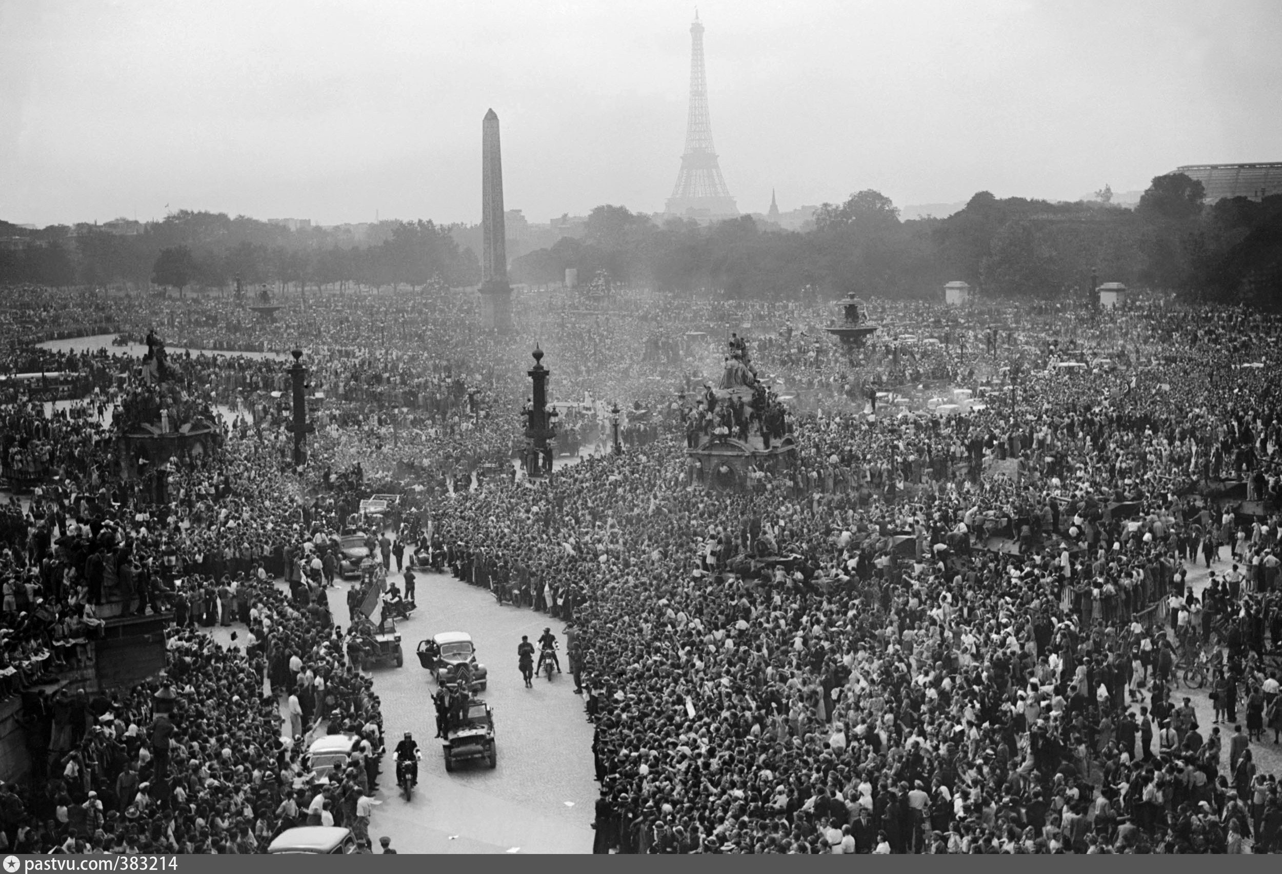 Франция 1944 год. Освобождение Парижа 1944. Освобождение Парижа. Франция. 1944 Год.. Парад де Голля в Париже август 1944 года.