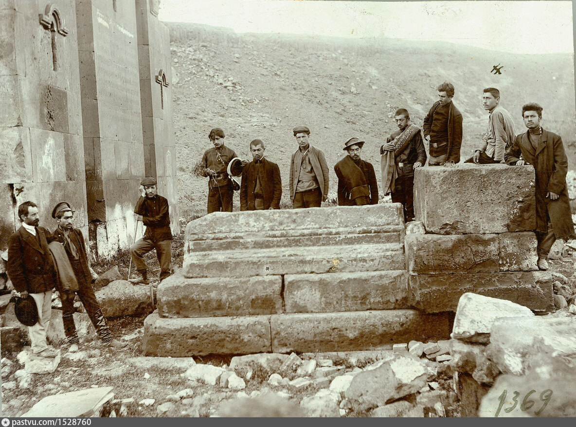 Horomos. Երևանի թեմական դպրոցի աշակերտները Աշոտ Ողորմածի գերեզմանի մոտ