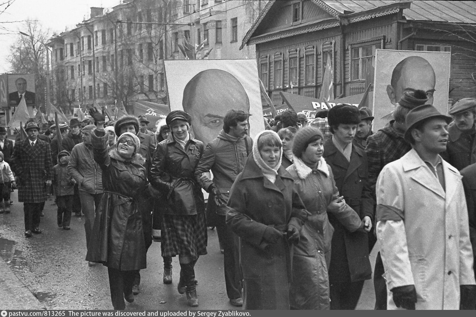 Через годы через веки. Костромичи взгляд через столетие. 1981 Кострома. Демонстрации 7 ноября в СССР В Костроме. Советский Союз 1922 - 1991г фото.