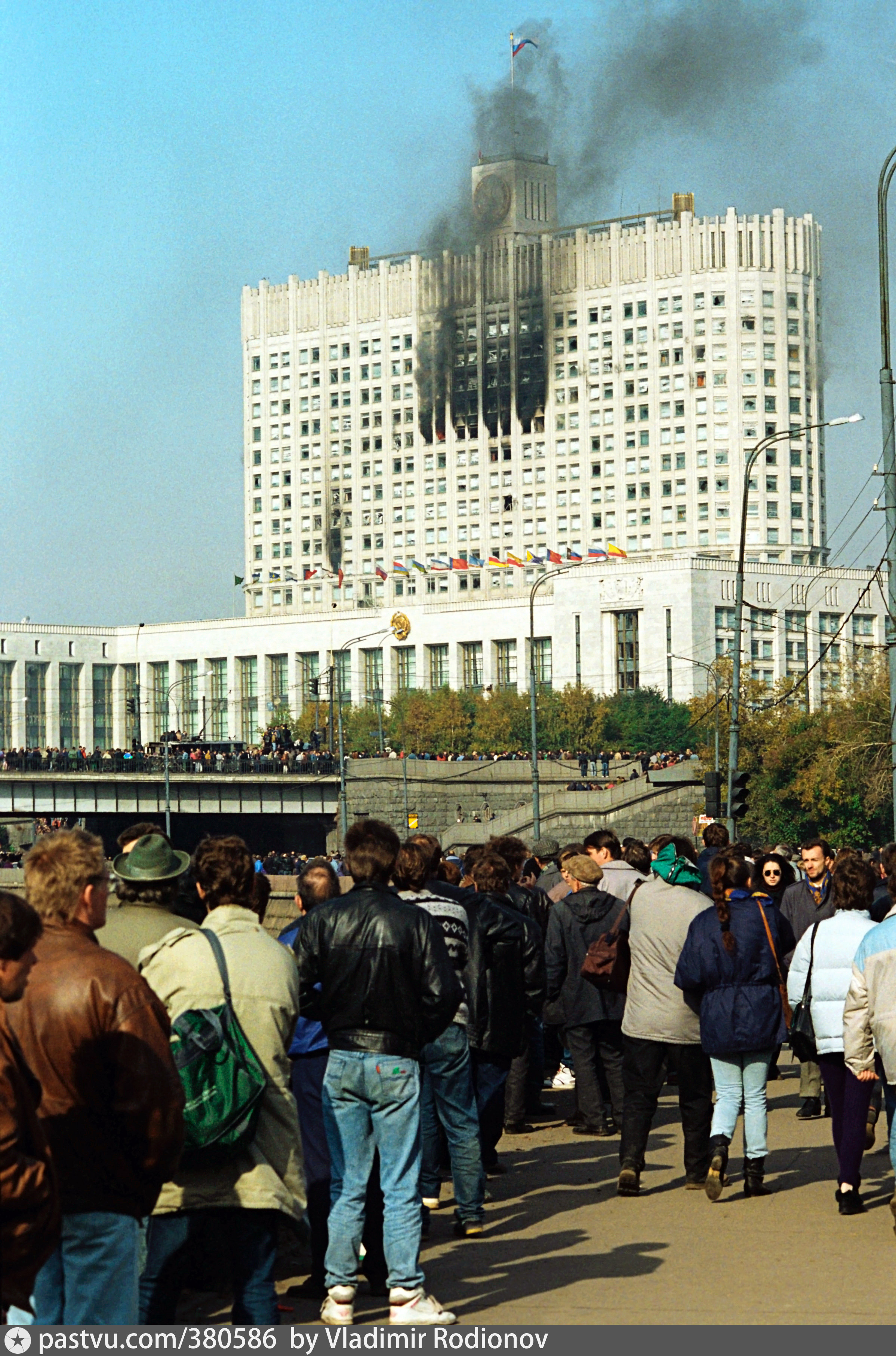 Белый дом в москве обстрел фото