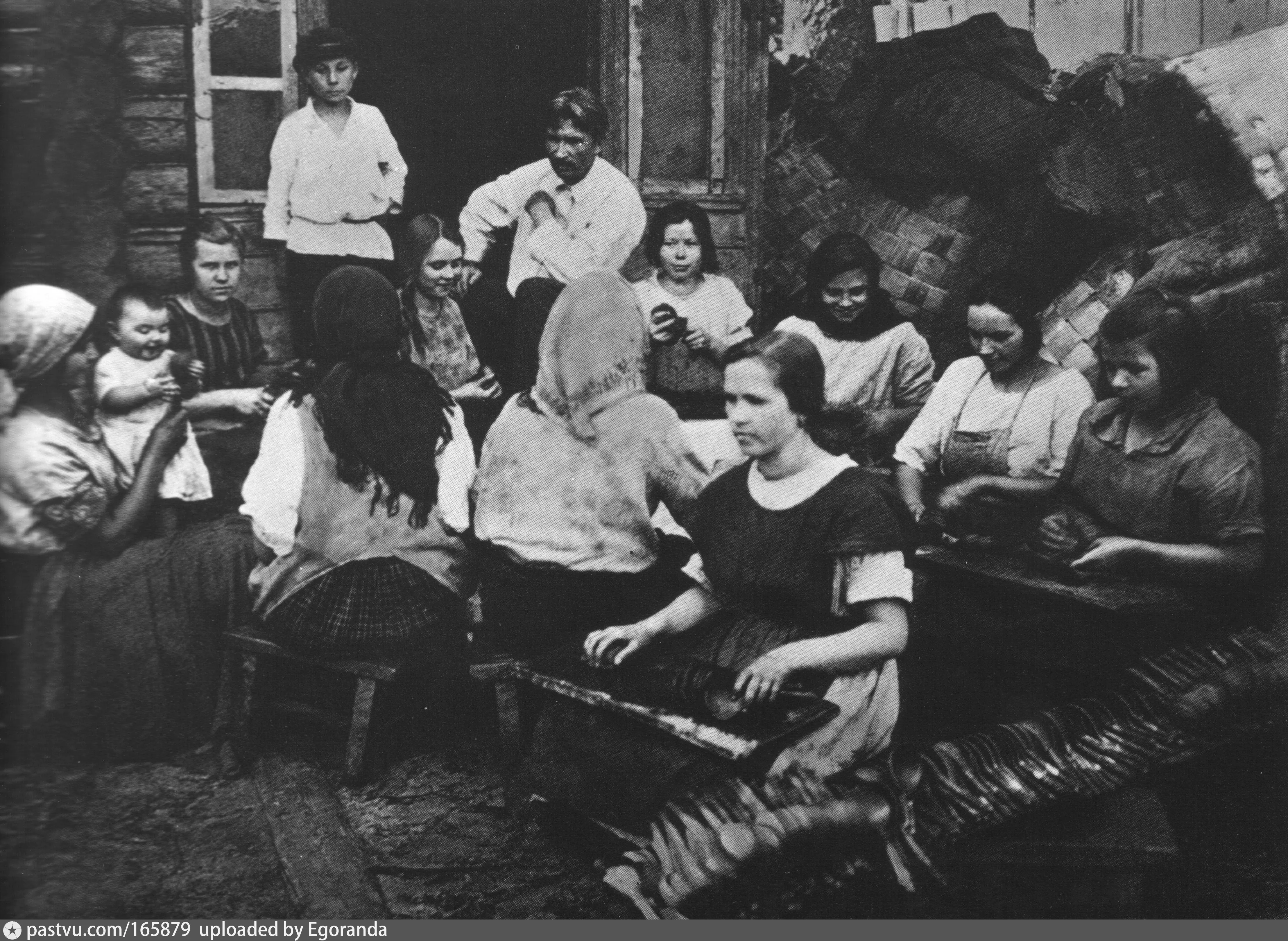 Старая фотография кустарей-художников