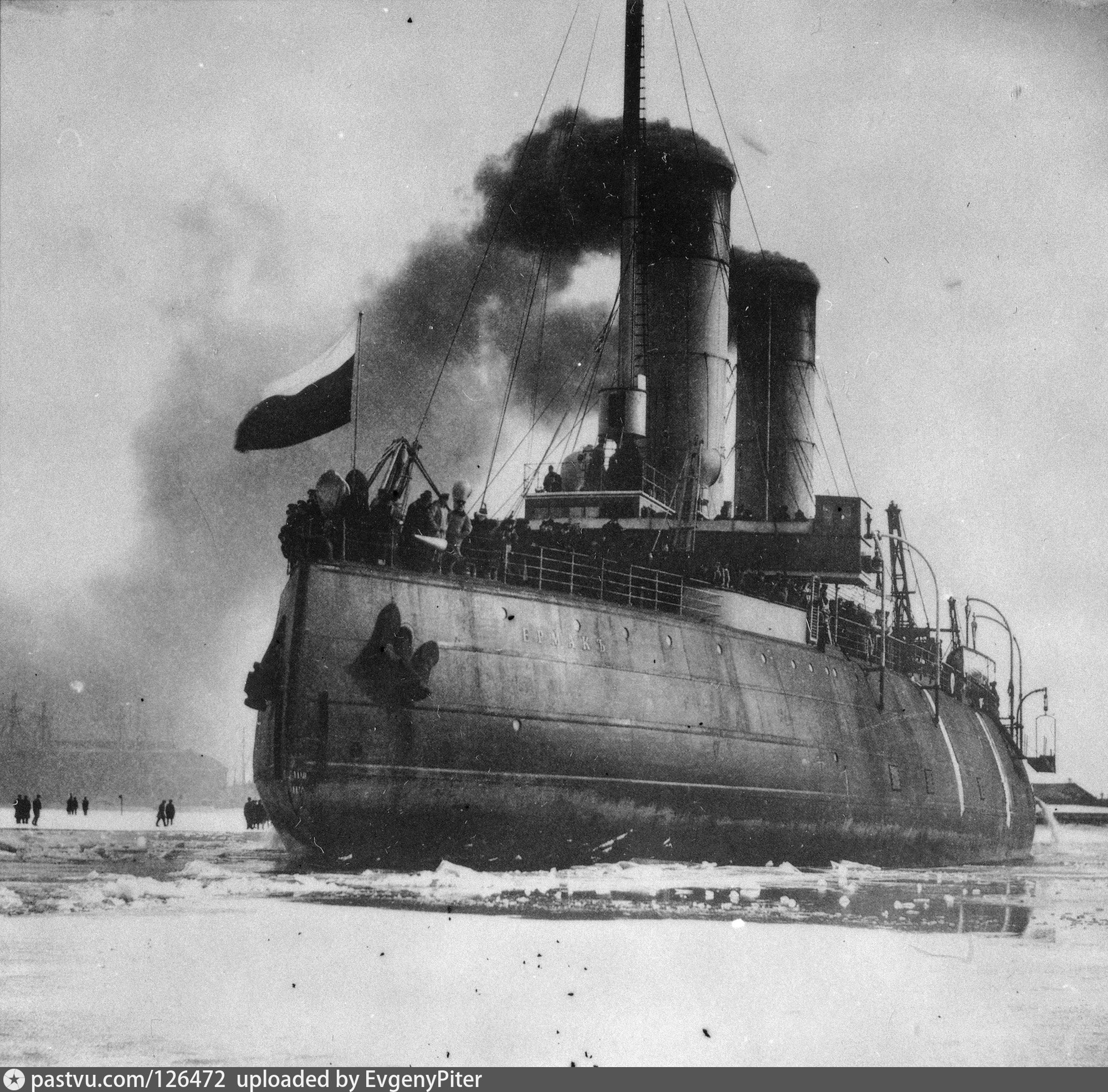 Ледокол \"Ермак\" в Кронштадтской гавани