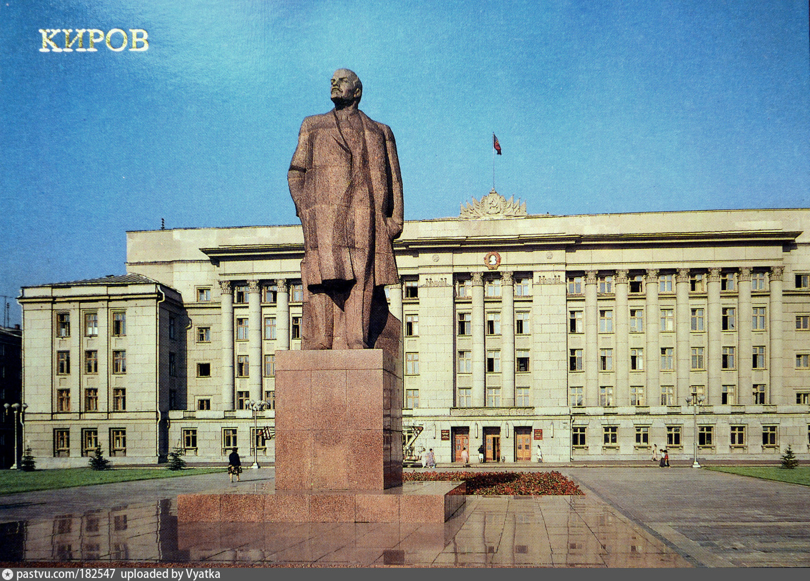 Кировский советский. Памятник Ленину Киров. Памятник на театральной площади Киров. Памятник Ленину в Фирове. Киров статуя Ленина.