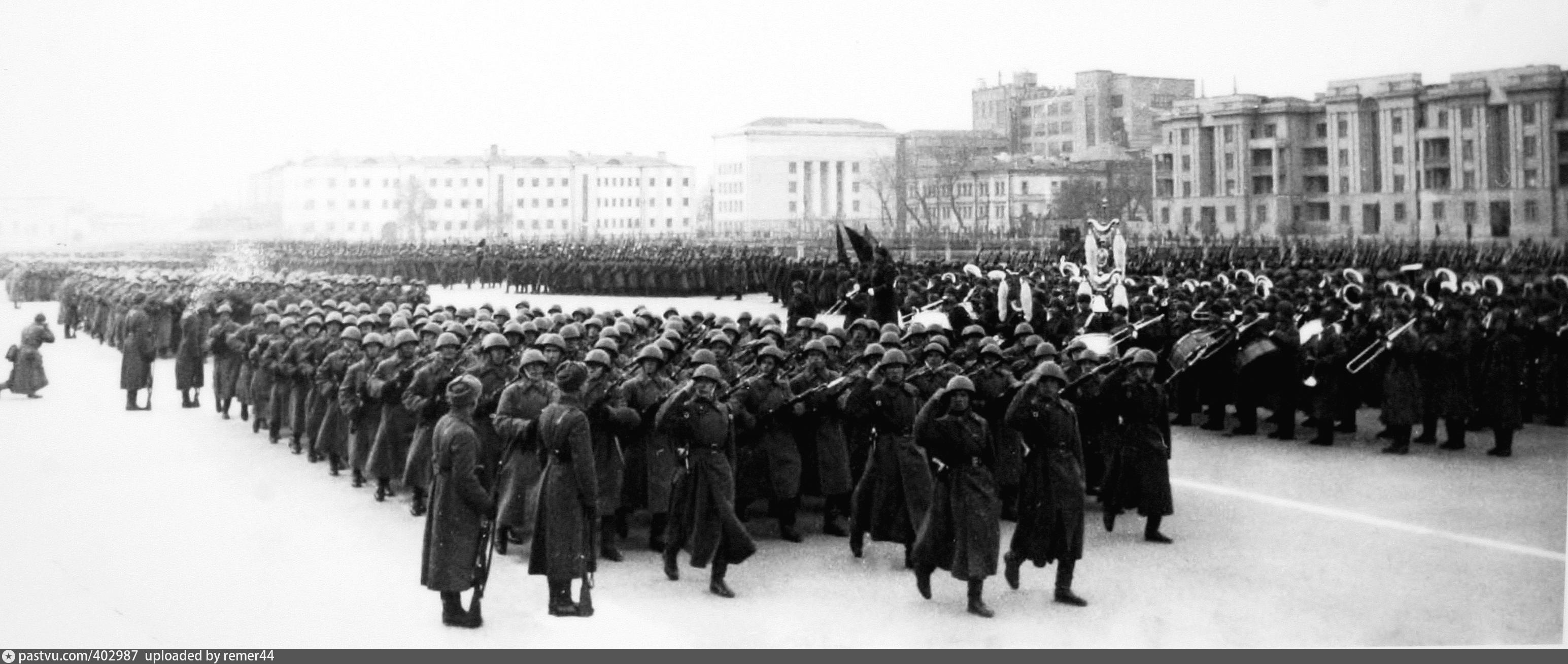 Куйбышев в годы великой. Парад 7 ноября 1941 года в Куйб. Парад в Куйбышеве в 1941. Куйбышев парад 1941 года. Куйбышев запасная столица парад 7 ноября.