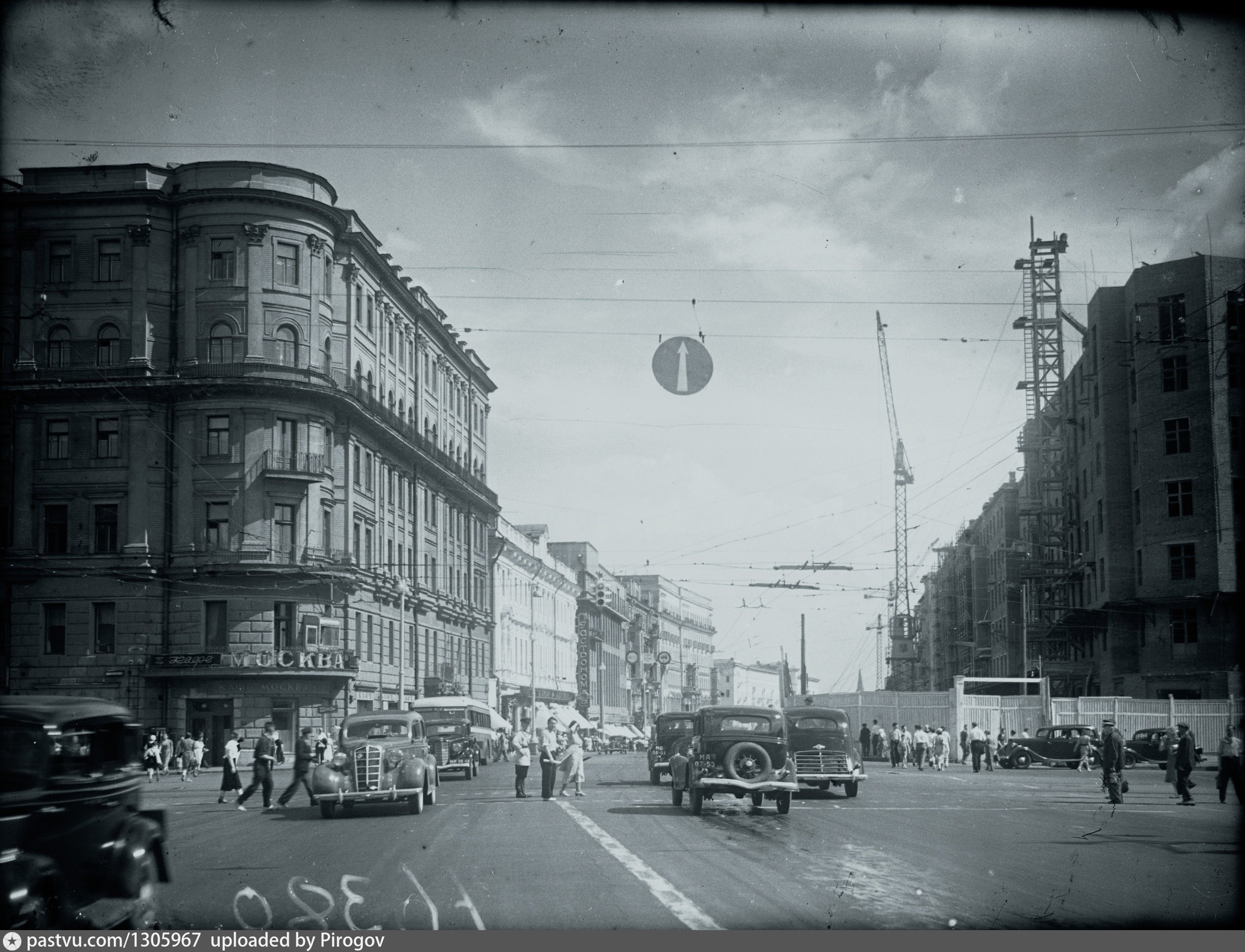 1930 moscow. Тверская улица годов 1930. Улица Горького 1930е. Тверская улица в 30е годы. Пушкинская площадь 1940-е.