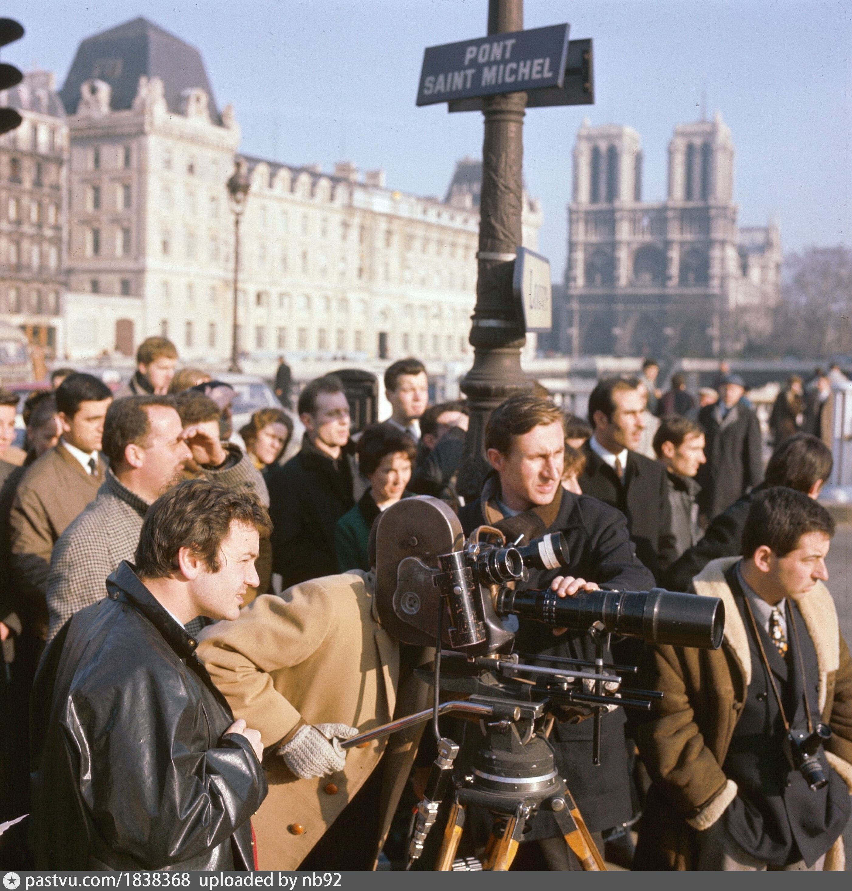 Когда появились цветные фотографии. Париж 1950-е. Съемочная группа фильма Париж и тайны. Париж в 1950 Индустриальный. Зеленский съемочная группа 1950-е.