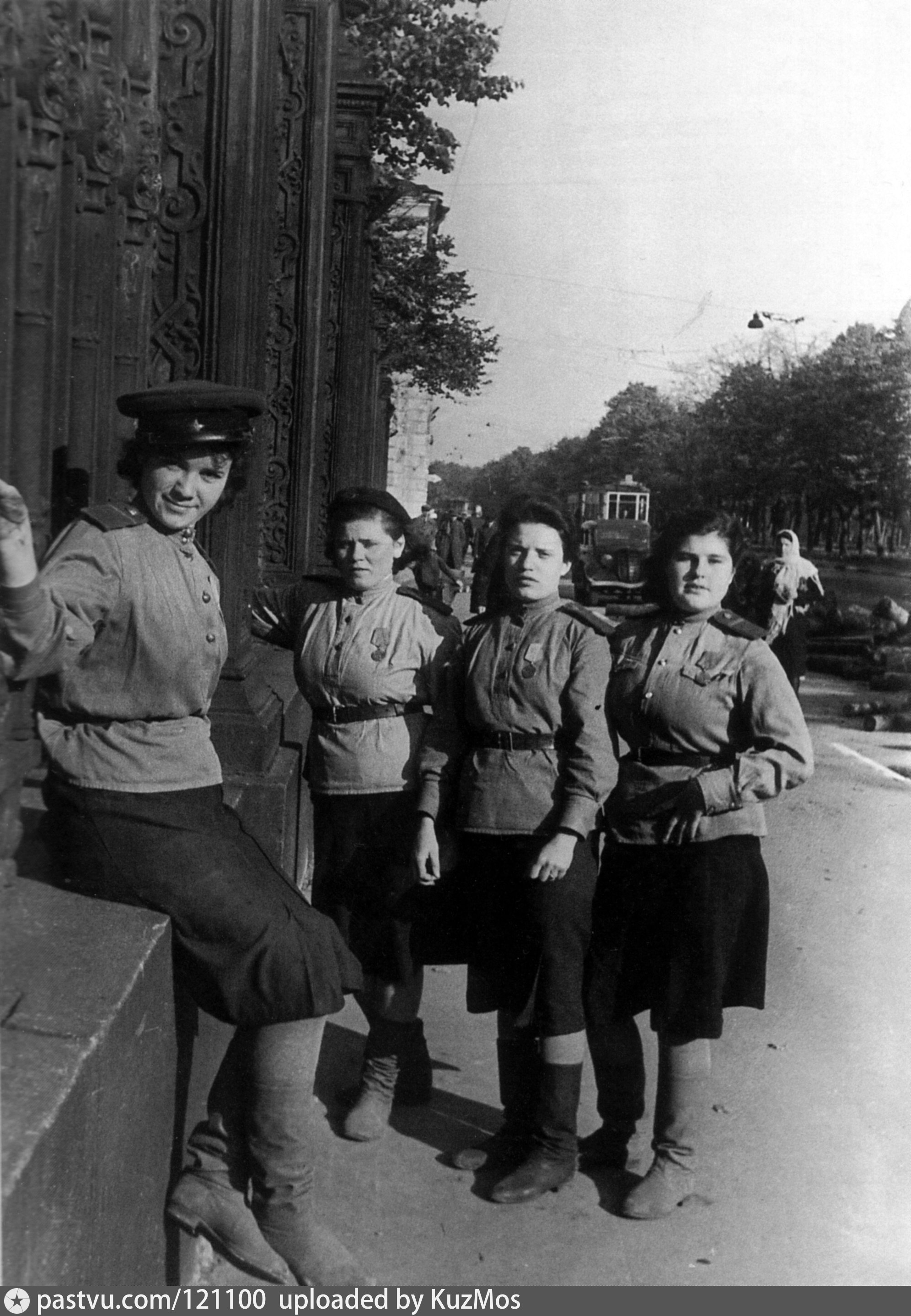 Девушки бойцы МПВО В блокадном Ленинграде