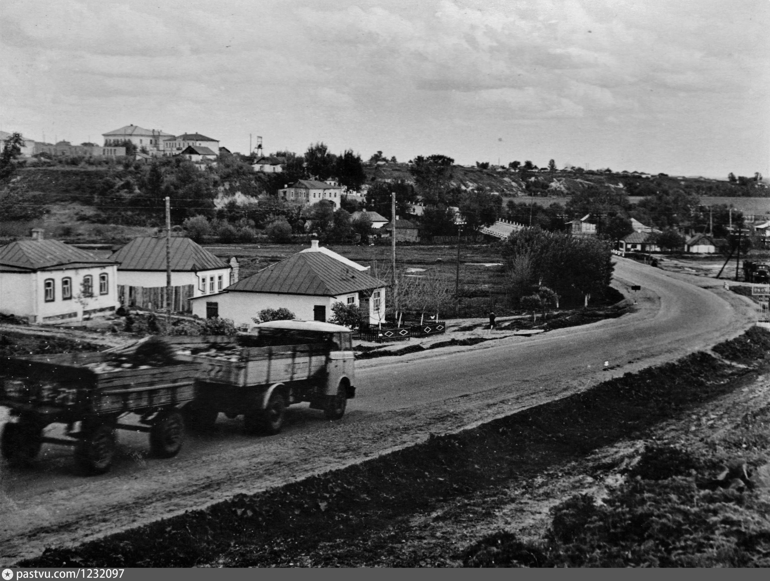 Здесь близ старинного городка обояни. Обоянь Курская в 1945. Обоянь Великая Отечественная война. Город Обоянь Курская область. Обоянь Курская область Великая Отечественная война.