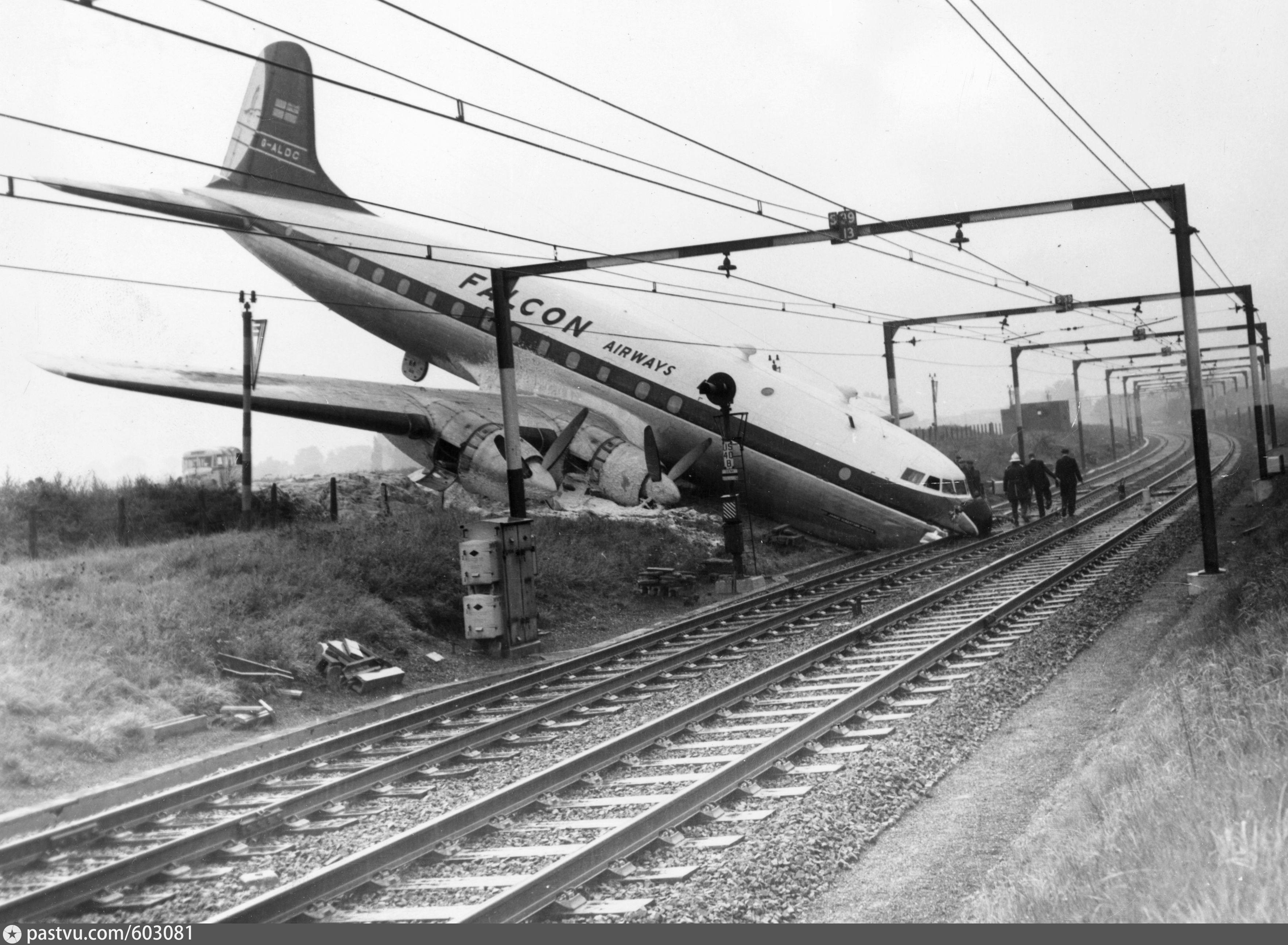 Самолетом поездом. Ту 124 на Неве 1963. Авиакатастрофа… Никто не погиб. Великобритания 10 октября 1960 года.. Великобритания 10 октября 1960 года авиакатастрофа. Самолет на рельсах.