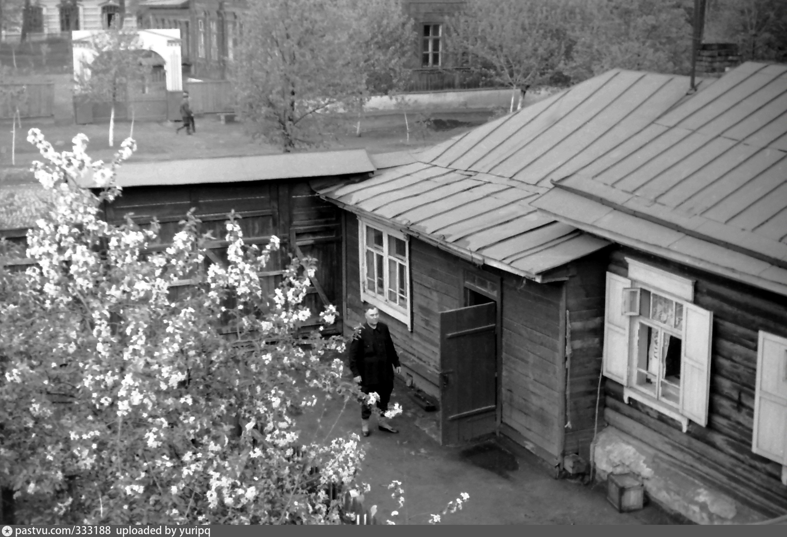 Двор д. СПБ.ул.Калинина д.6.фото дома год 1964 года.