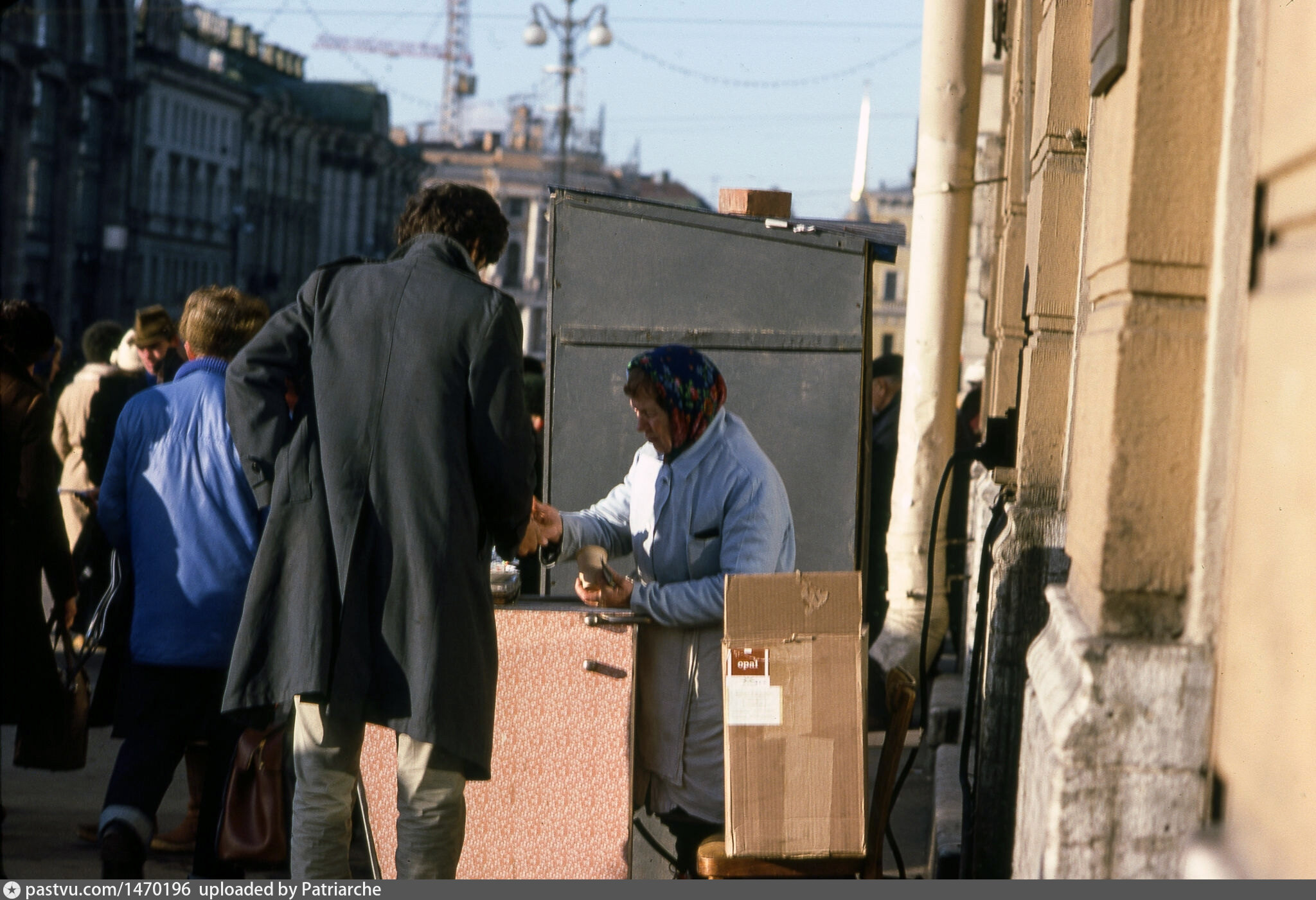 Ленинград 1983. Пирожковая на Невском проспекте в СССР. Мороженица на Невском проспекте. Ленинград Казанский мост уличная торговля.