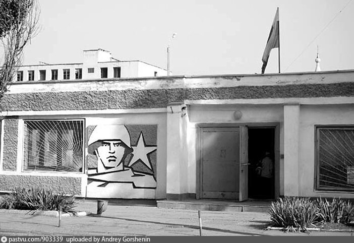 Тирасполь ул космонавтов. Тирасполь казармы. Тирасполь красные казармы воинская. Приднестровье белые казармы. Приднестровье белые казармы.