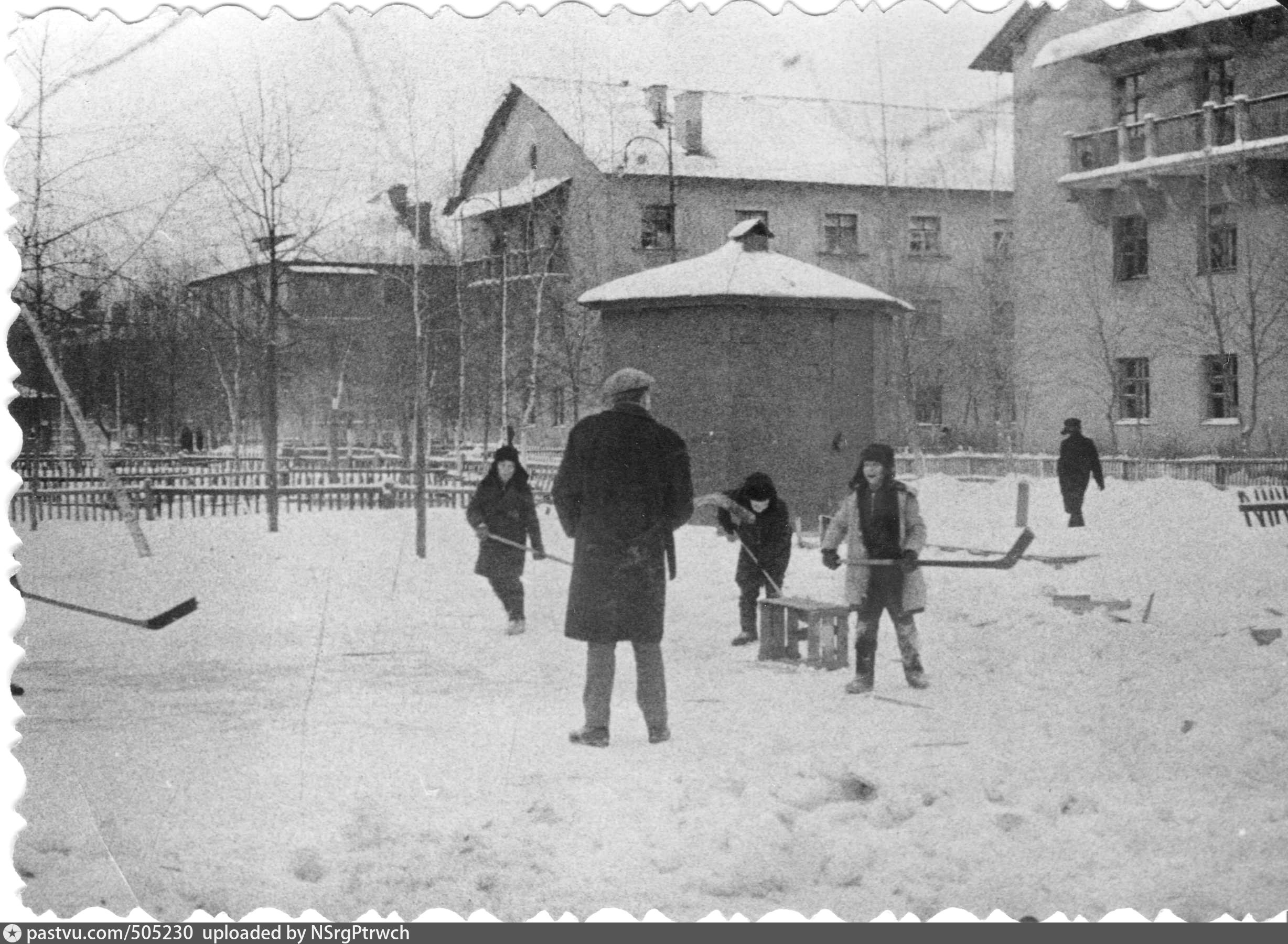 Советский школьный двор фото