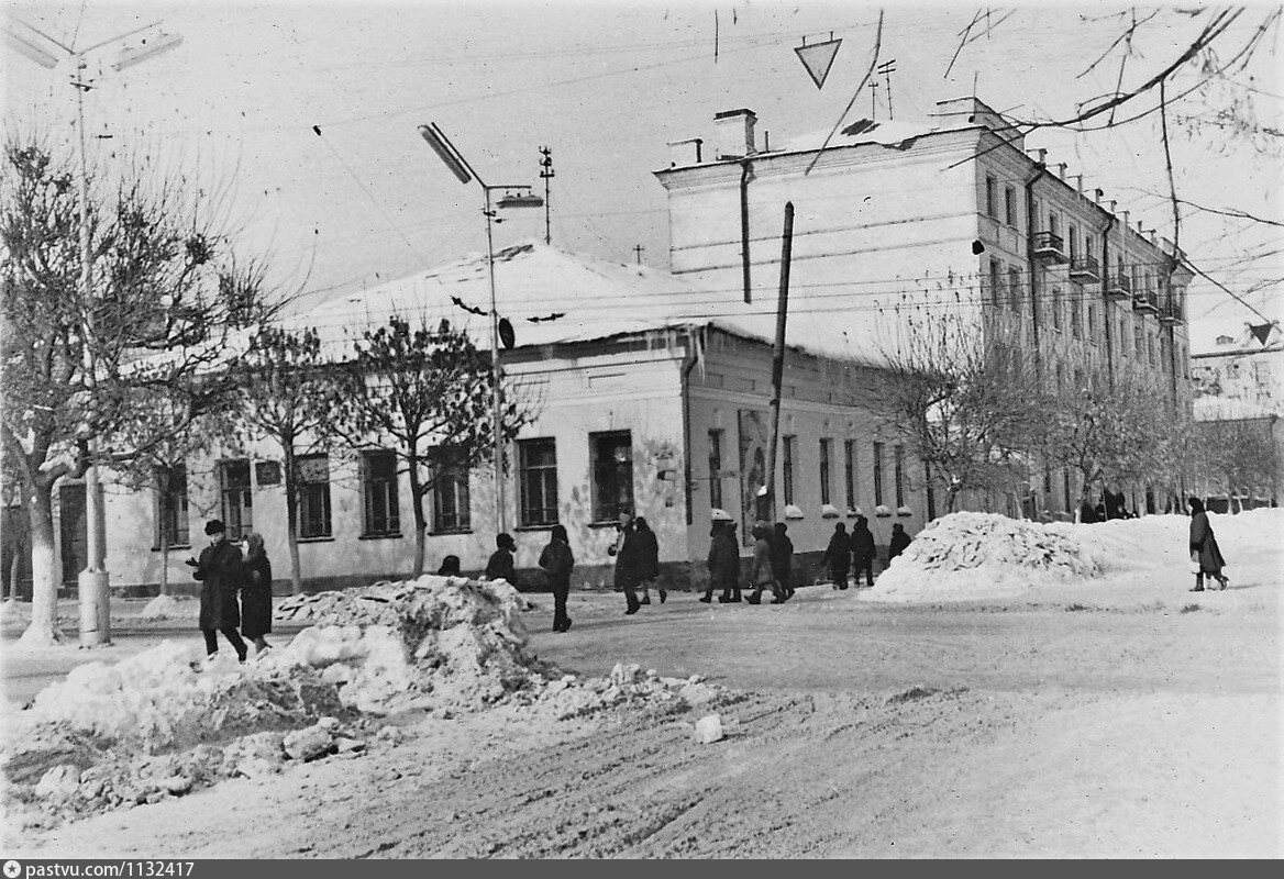 Улица коммуны 9. Перекрёсток ул. Коммуны и ул. Декабристов Ржев. Пересечении улиц труда и Володарского.. Улица Коммуны. Улица Коммуны 1995 год.