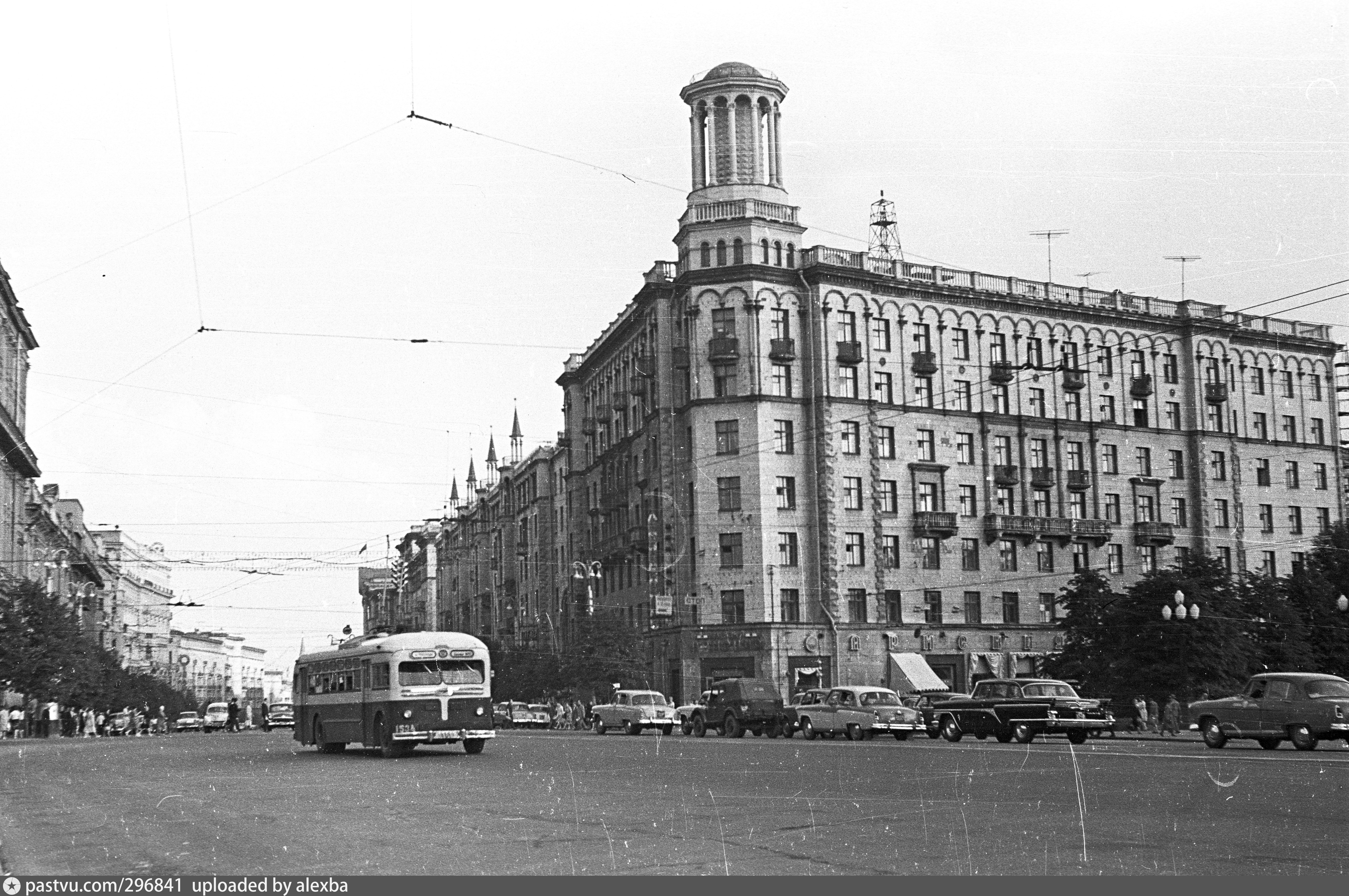 Ул горького. Дом под юбкой на Тверской. Площадь Москвы Moszkva tér, 2001. Kozsevnicseszkaja ulica Moszkva. Улица Горького 4 табличка чем занимался в этом доме с 1939 года.