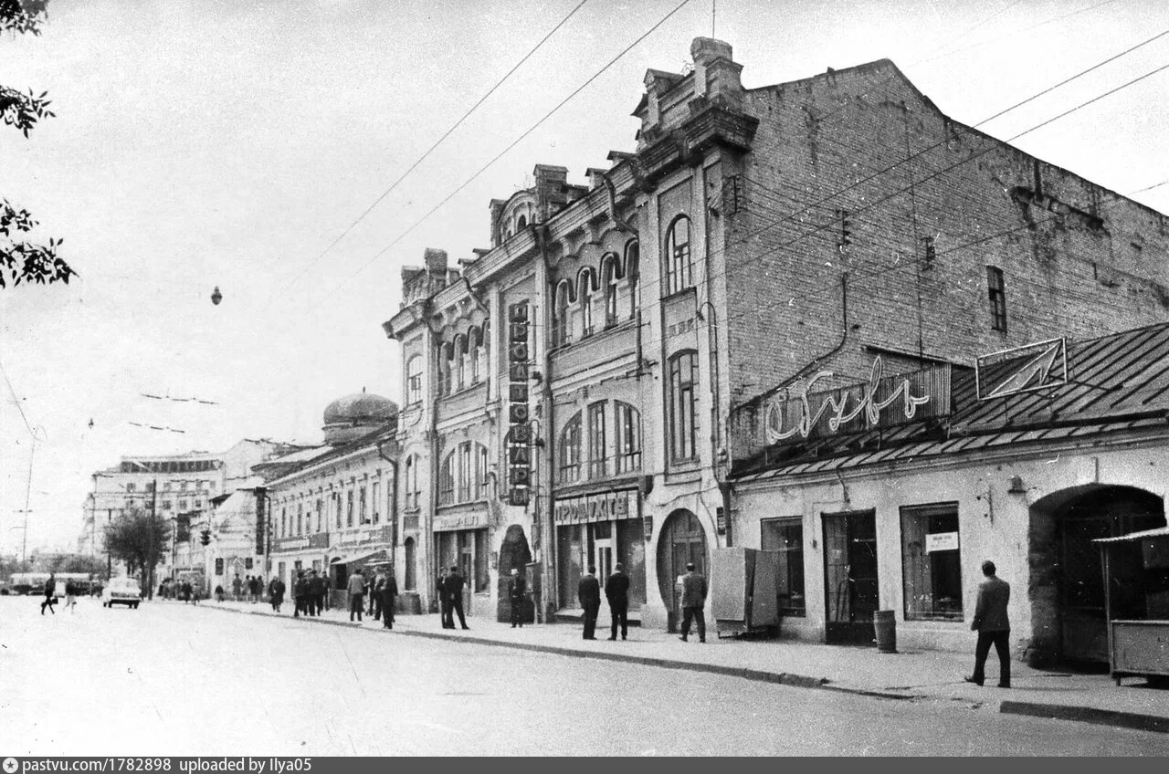 На средства купцов. Г. Киров, ул. Московская 6.