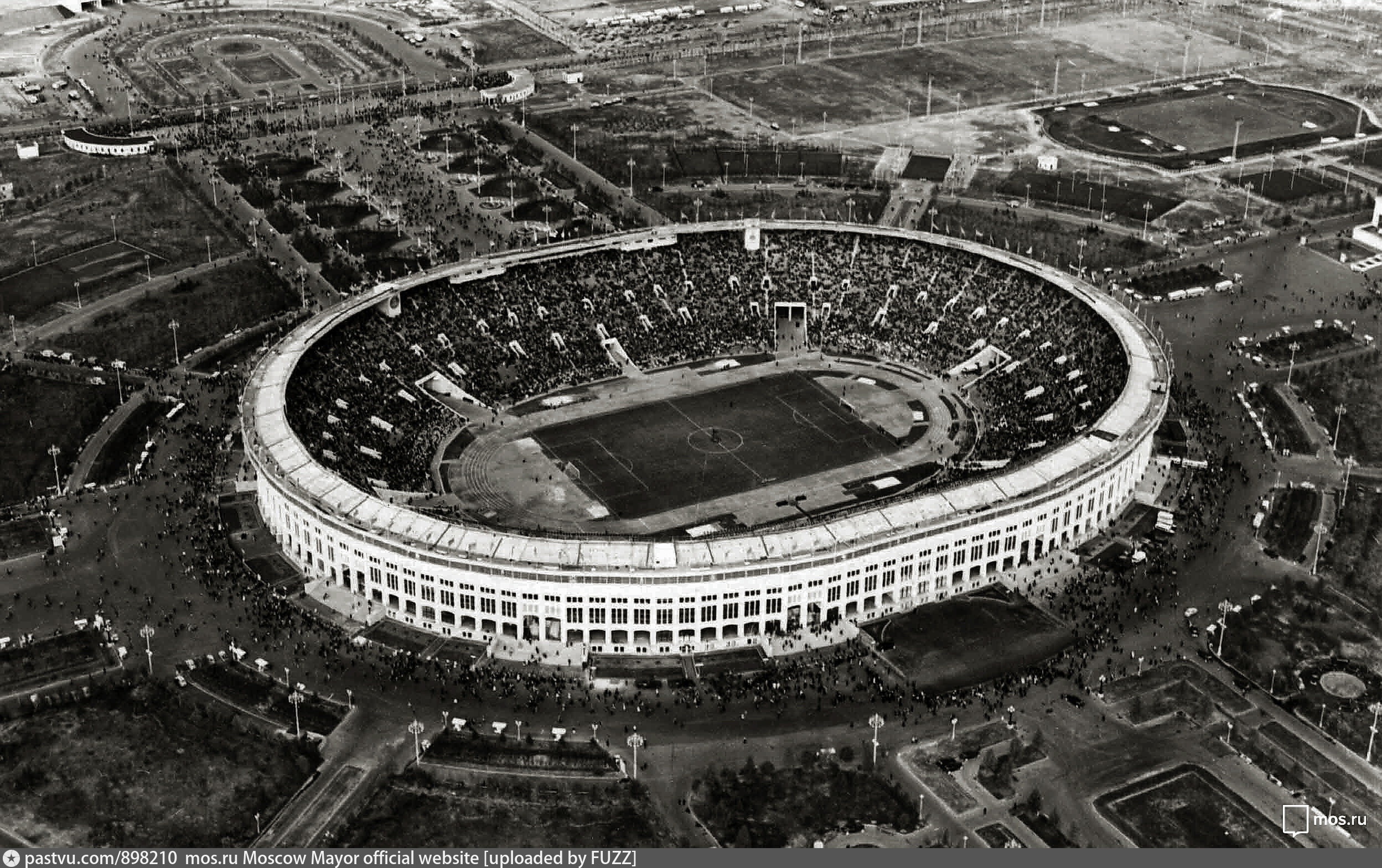 Стадионы 1 8. Центральный стадион им. в.и. Ленина в Лужниках. Стадион Лужники в 1956 году. Стадион Лужники СССР. Стадион Лужники 1957.