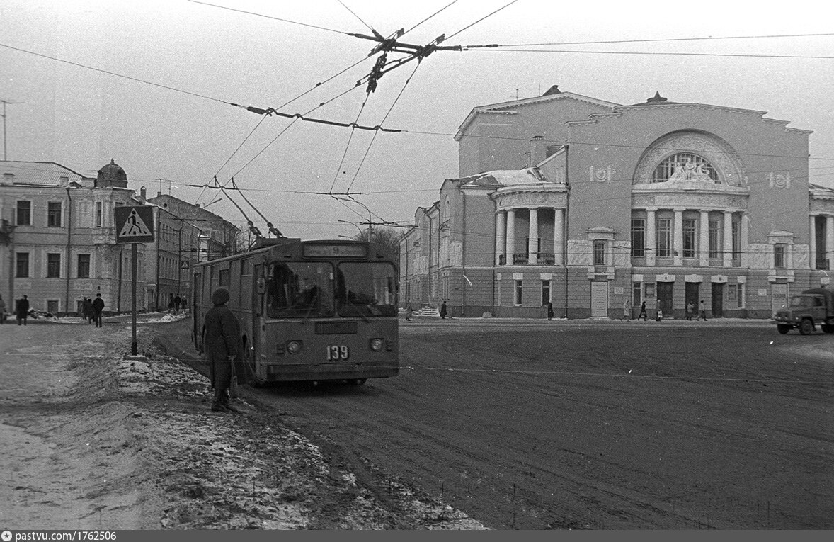 Ярославль 52. Площадь Волкова Ярославль 70е. Старые фото троллейбусов Ярославль. Ярославль пл Волкова советские ретро фото. Фото троллейбус Ярославль Московский проспект 1980.