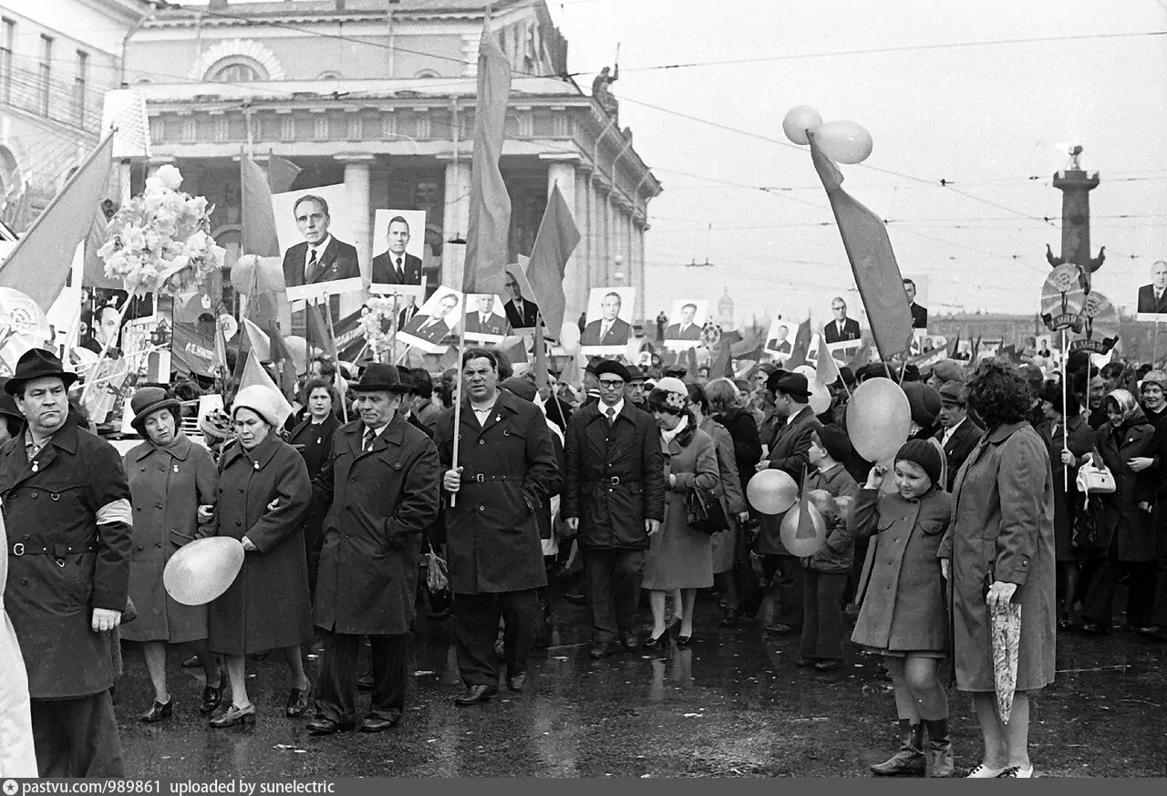 Демонстрация 52. Первомайская демонстрация в Ленинграде. Первомайская демонстрация Сестрорецк. Первомайские демонстрации в Харькове 1900.