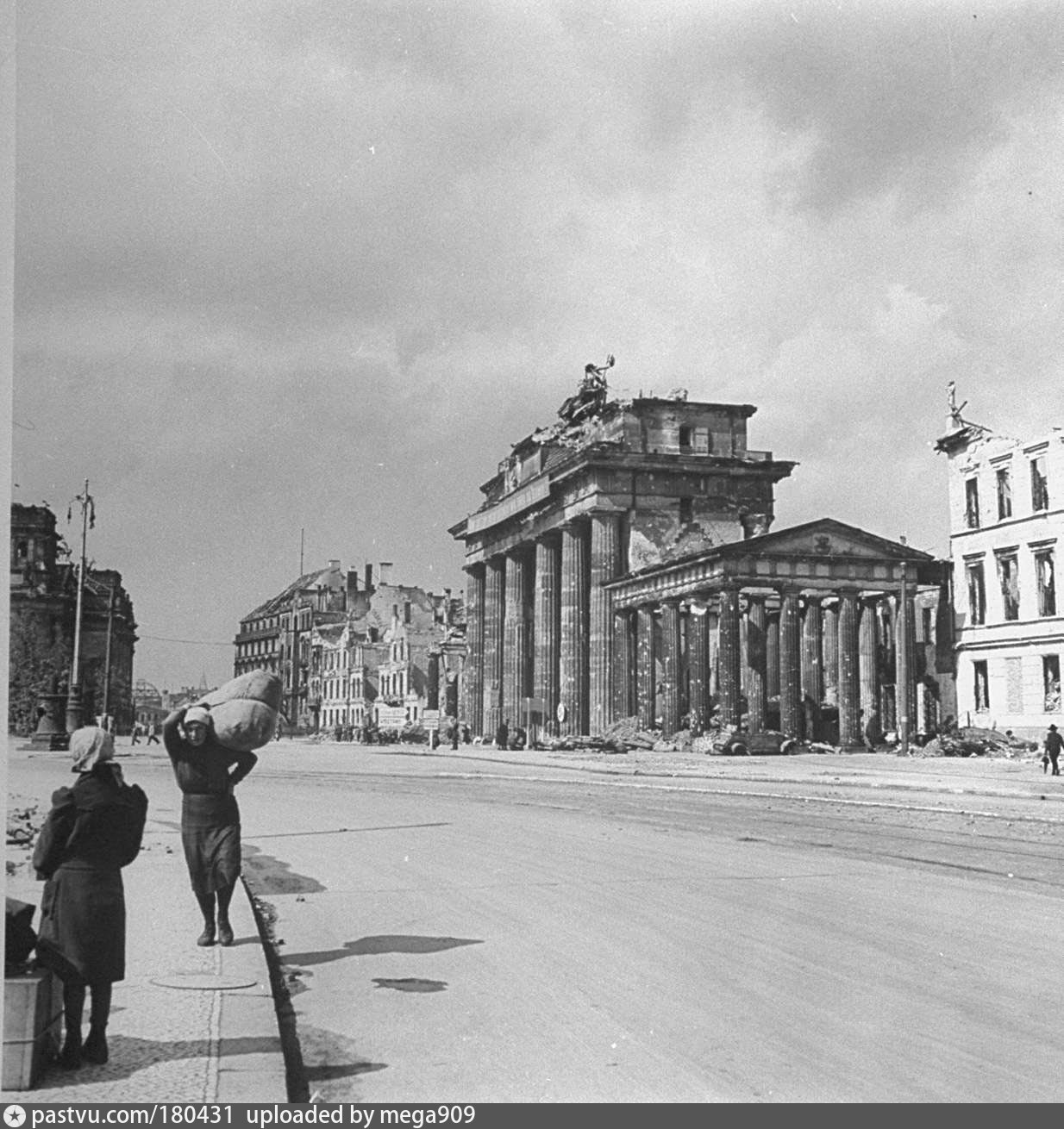 Берлин 1945. Бранденбургские ворота 1945. Триумфальная арка Берлин 1945. Берлин город 1946. Берлин Бранденбургские ворота 45 года.