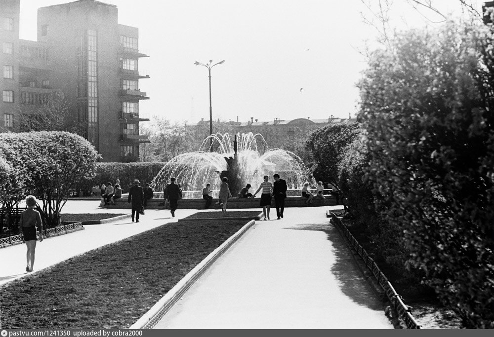 Фото 1975. Свердловск 1975. Свердловск 1975 год фото. Фонтан каменный цветок в 1960 году Свердловск. Фото трудовой 1975 год.