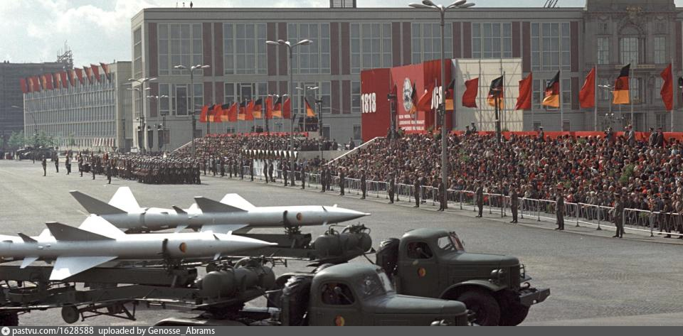 Парад гдр. Парад войск ГДР Берлин. Нна ГДР учения. Парад 40 лет ГДР.