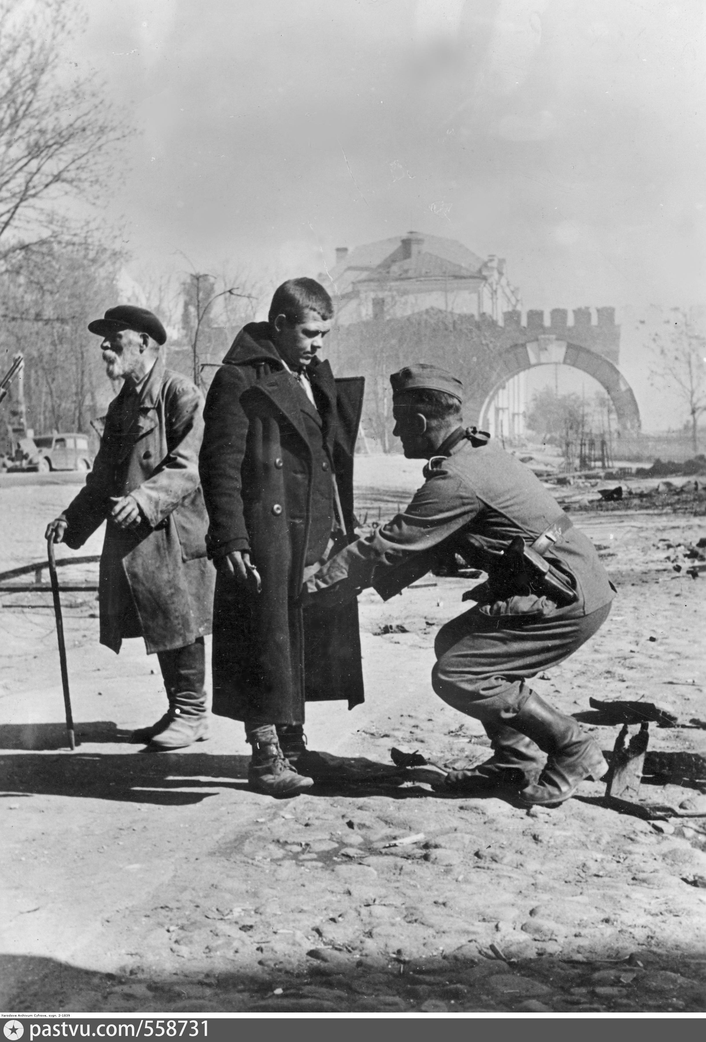 Оккупация новгорода. Оккупация Новгорода 1941-1944 гг. Великий Новгород 1941. Немцы в Новгороде 1941. Захват Новгорода немцами в 1941.