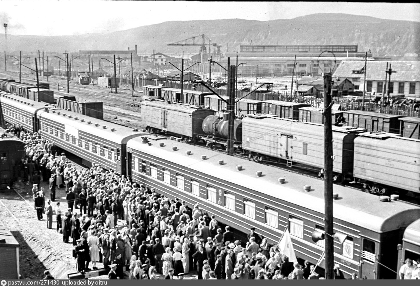 Станции поезда мурманск москва. ЖД вокзал Мурманск 1950. Поезд Полярный СССР. Вокзал Мурманск 1940. Вокзал СССР 1960.