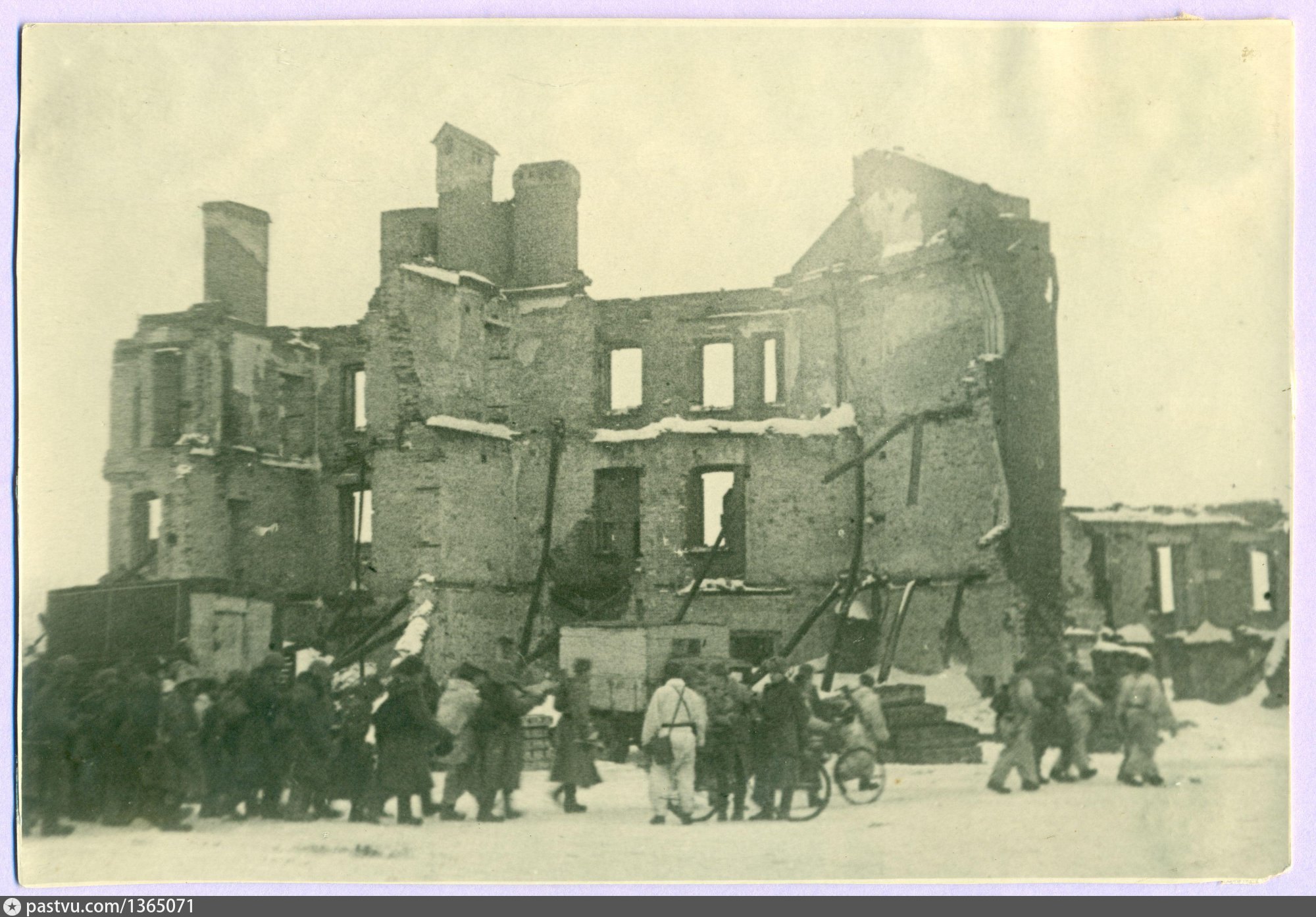 Оккупация великого новгорода. Софийский собор в Новгороде в 1944 году. Великий Новгород 1944. Разрушенные города Великого Новгорода во время войны. Разрушенный Новгород после войны.