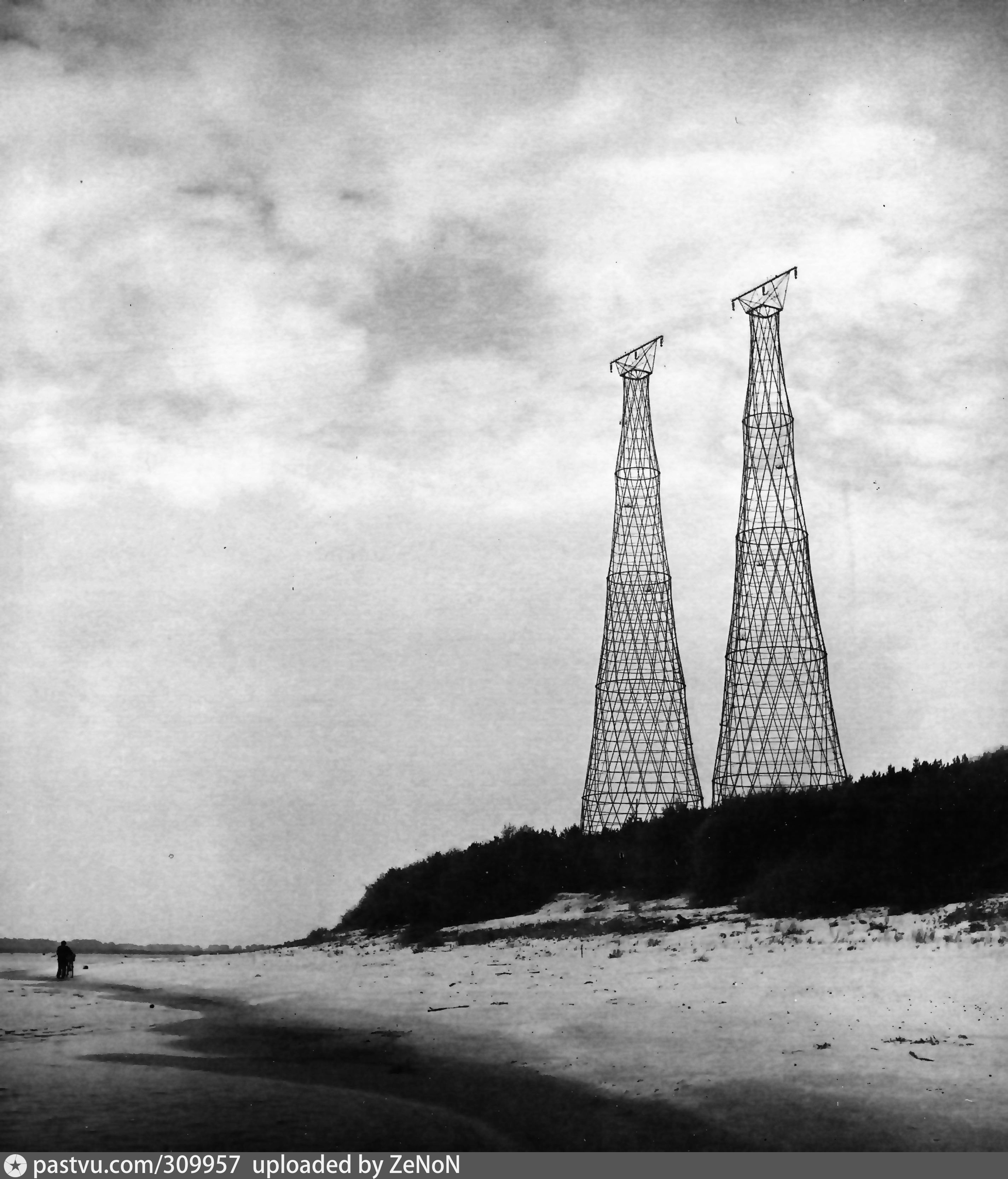 Фото 1988г. Шуховские башни на Оке.  Высота 128 метров.