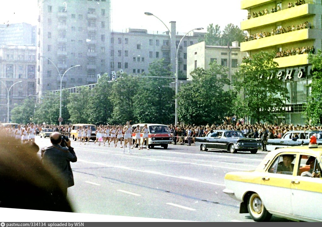 Москва 1980 г. Эстафета олимпийского огня 1980 в Москве. Москва 1980 год. Встреча олимпийского огня в Москве 1980 год. Олимпиада 80 Калининский проспект.